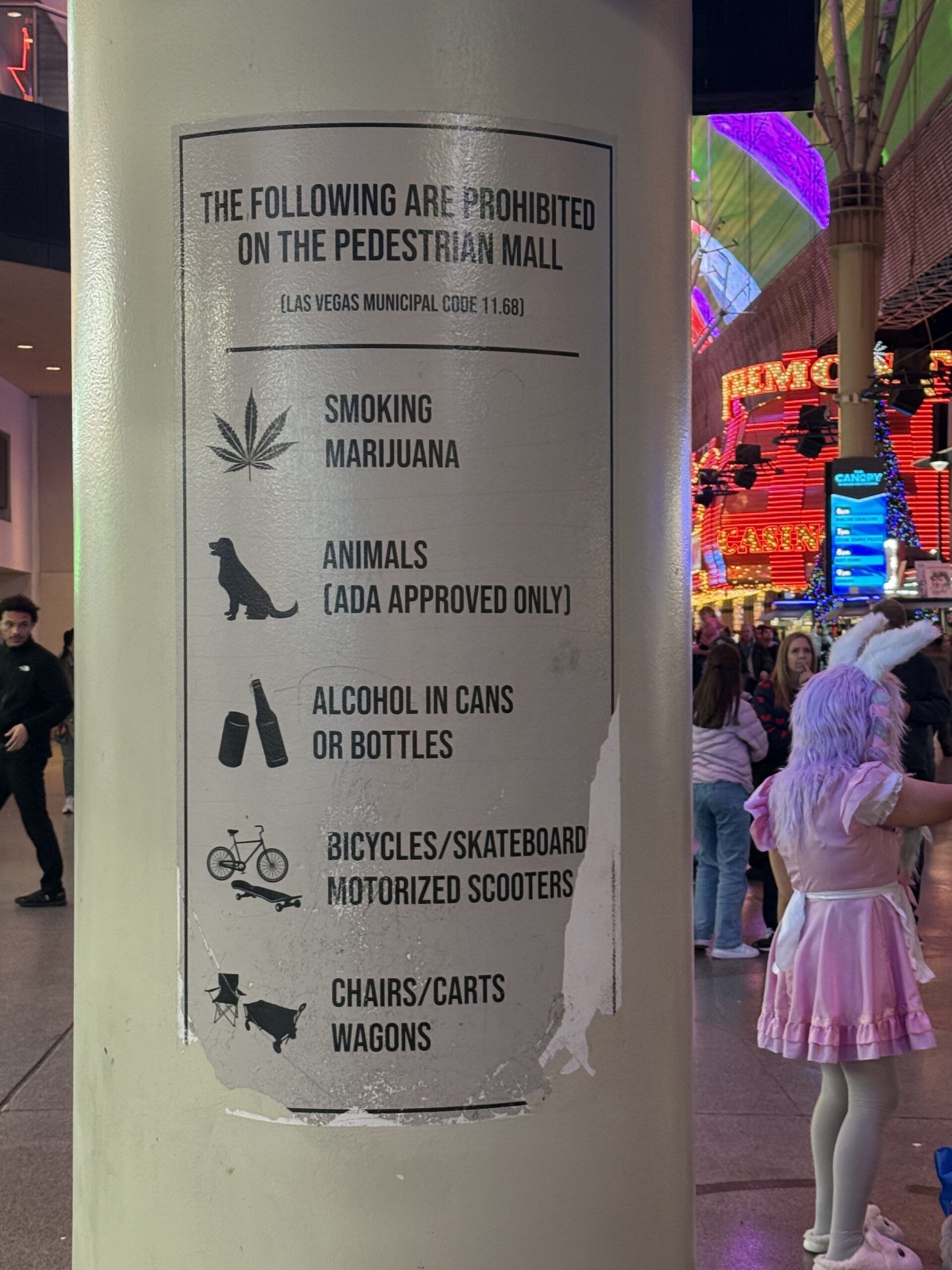 Downtown Las Vegas, Las Vegas — un panneau sur un poteau dans une ville