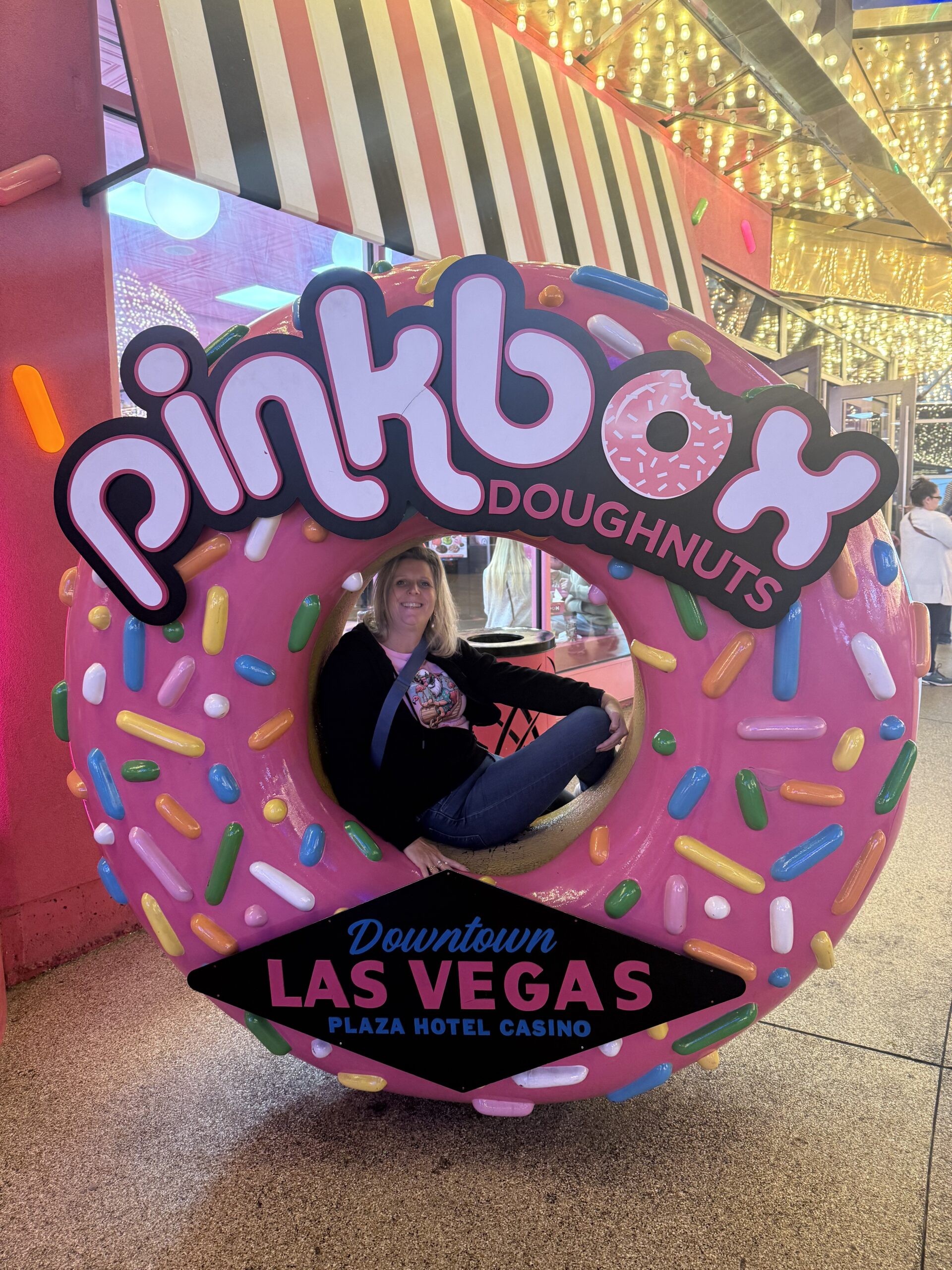 Downtown Las Vegas, Las Vegas — une femme assise dans un énorme donut