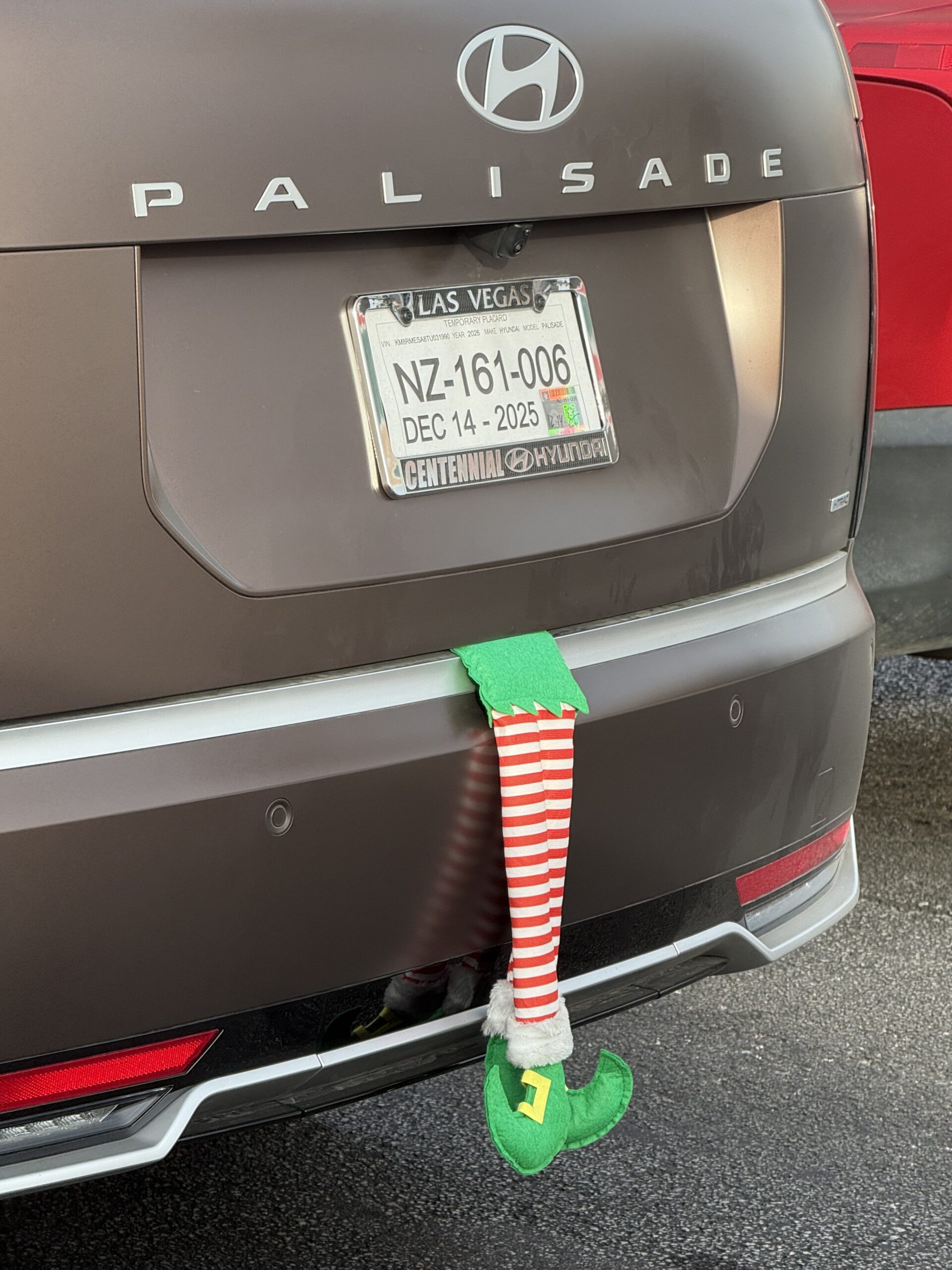 Arizona — une voiture avec une chaussette de Noël sur le coffre