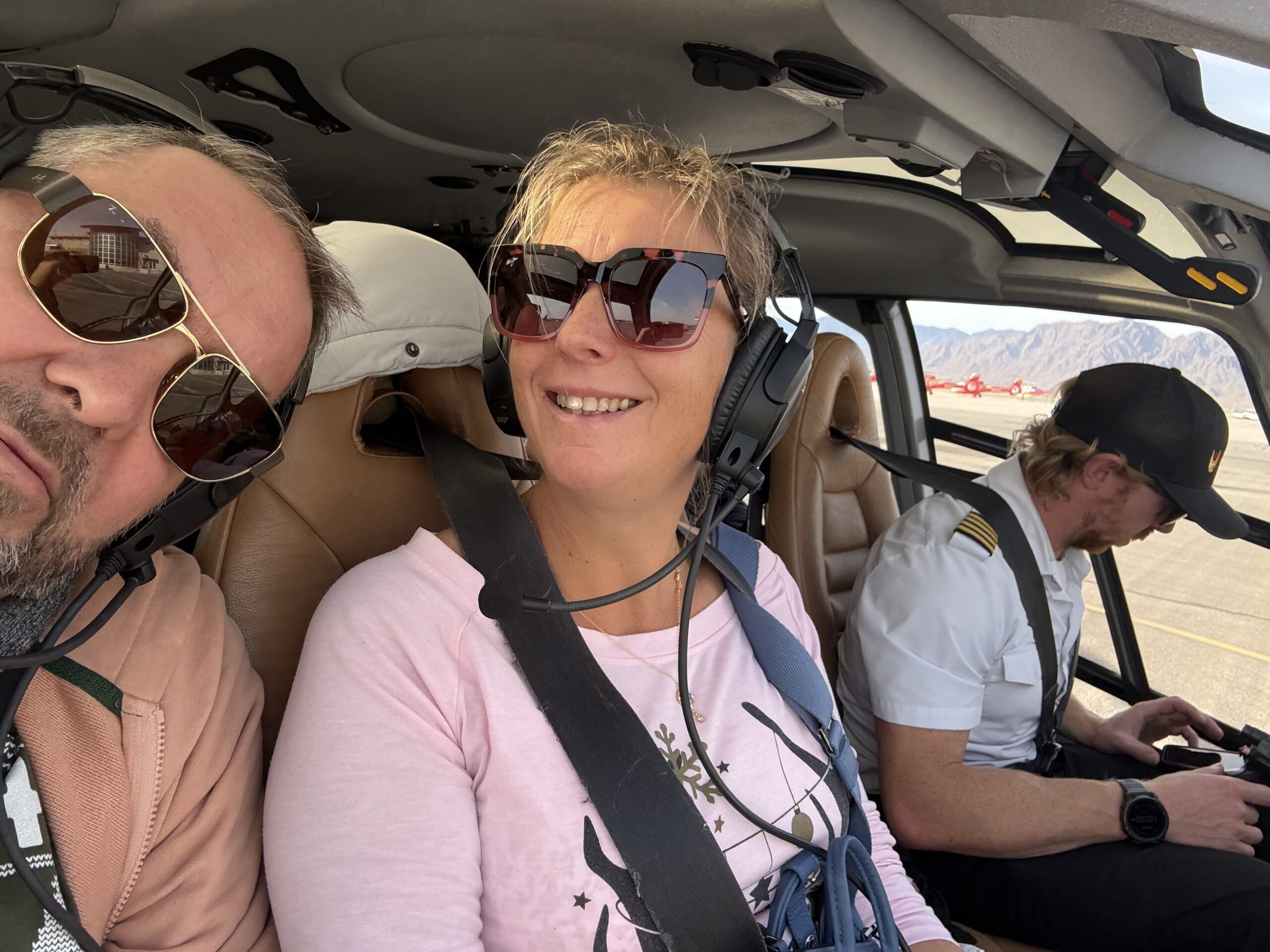 Arizona — un homme et une femme assis dans un avion