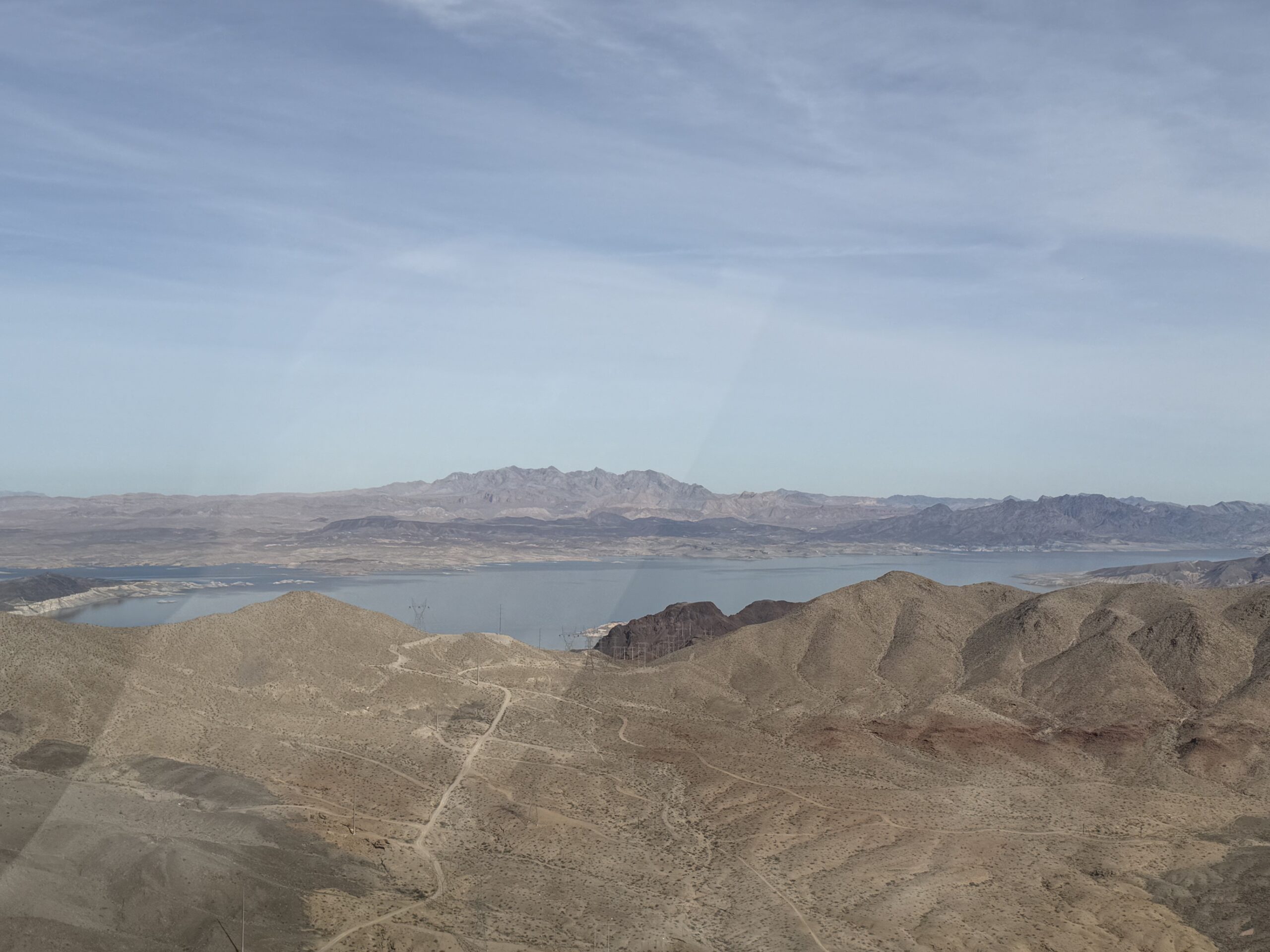 Arizona — une vue d'un lac et de montagnes depuis un avion
