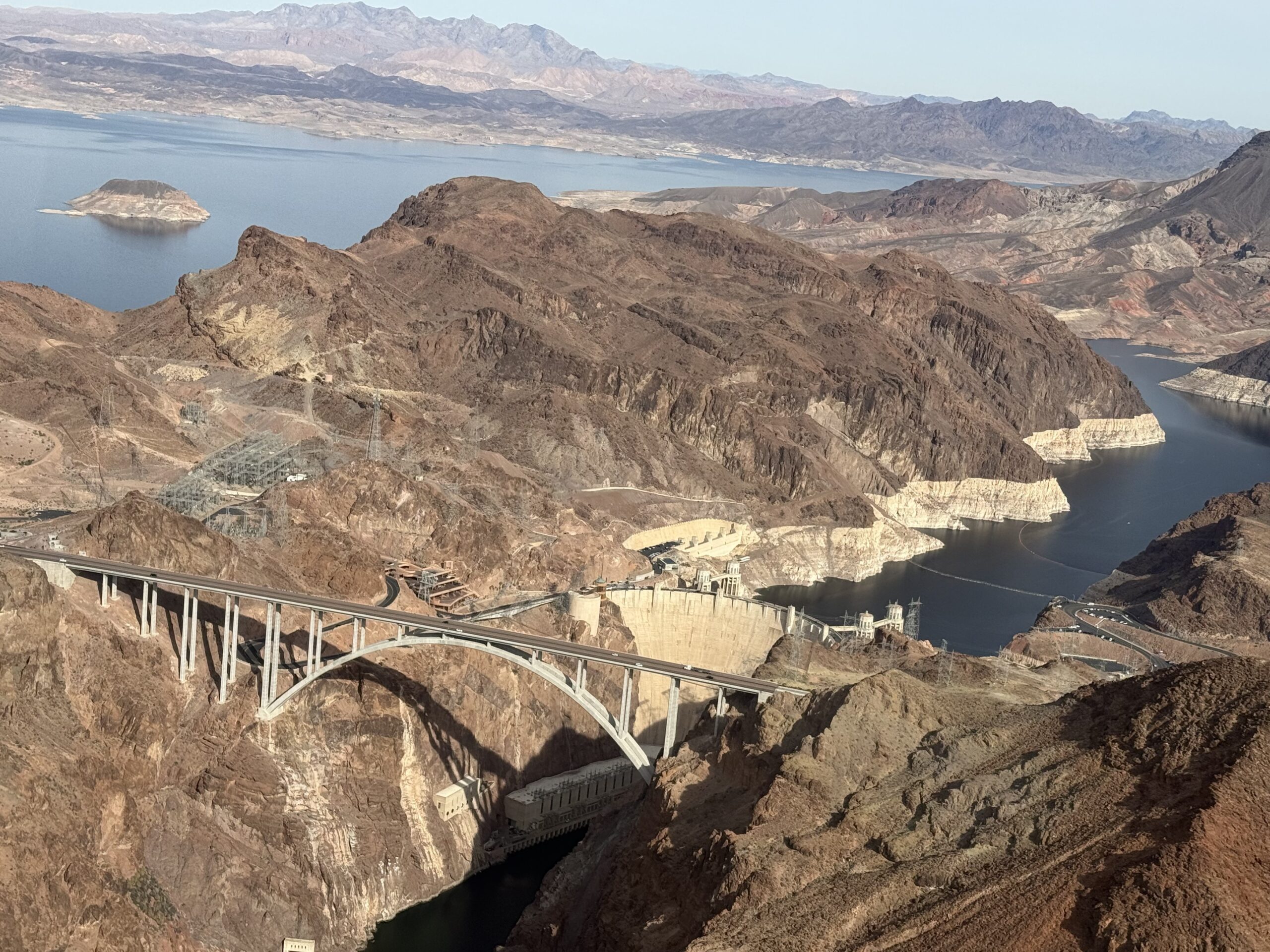 Arizona — un pont au-dessus d'une grande étendue d'eau