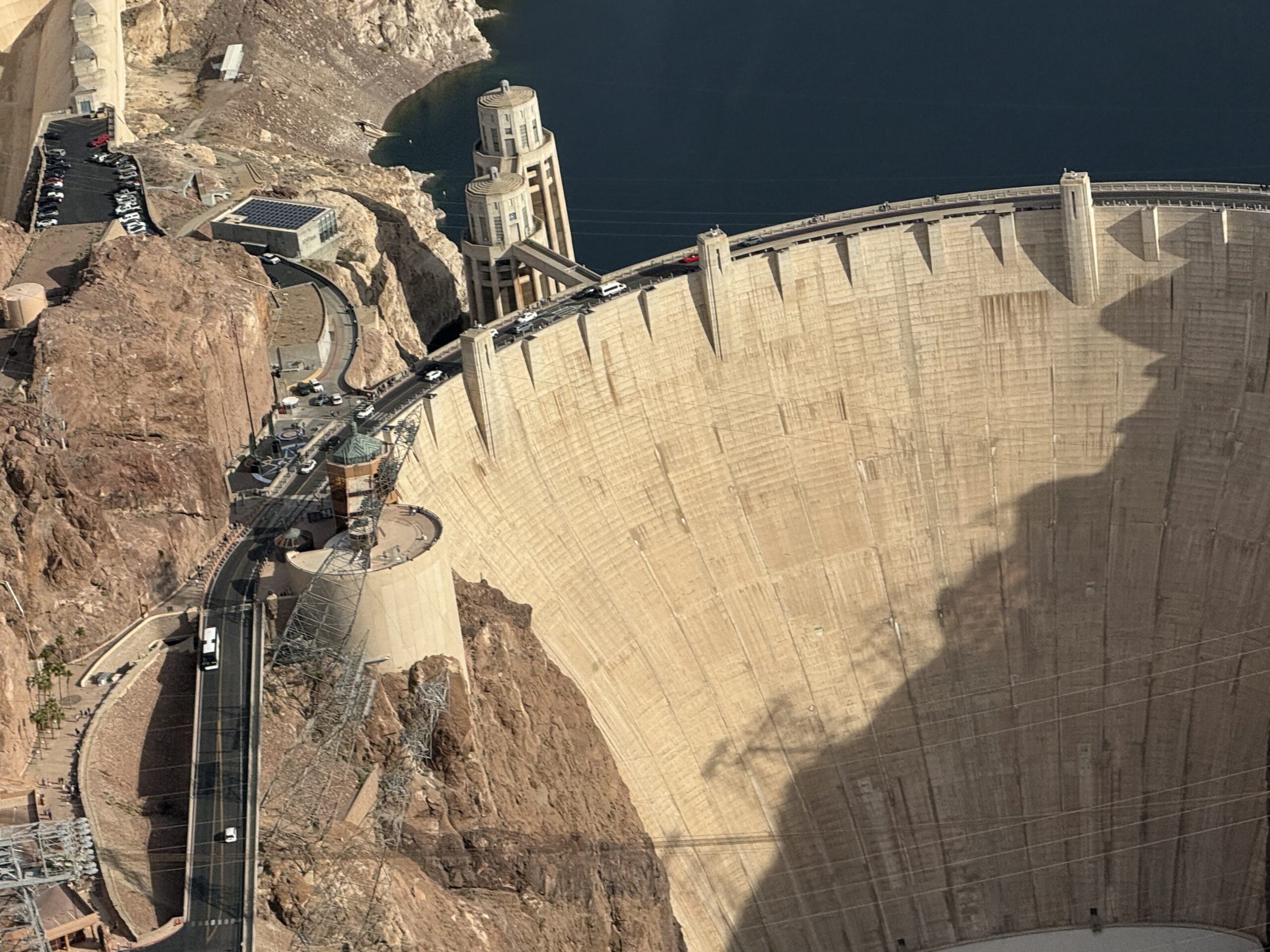 Arizona — un grand barrage avec une voiture qui roule dessus