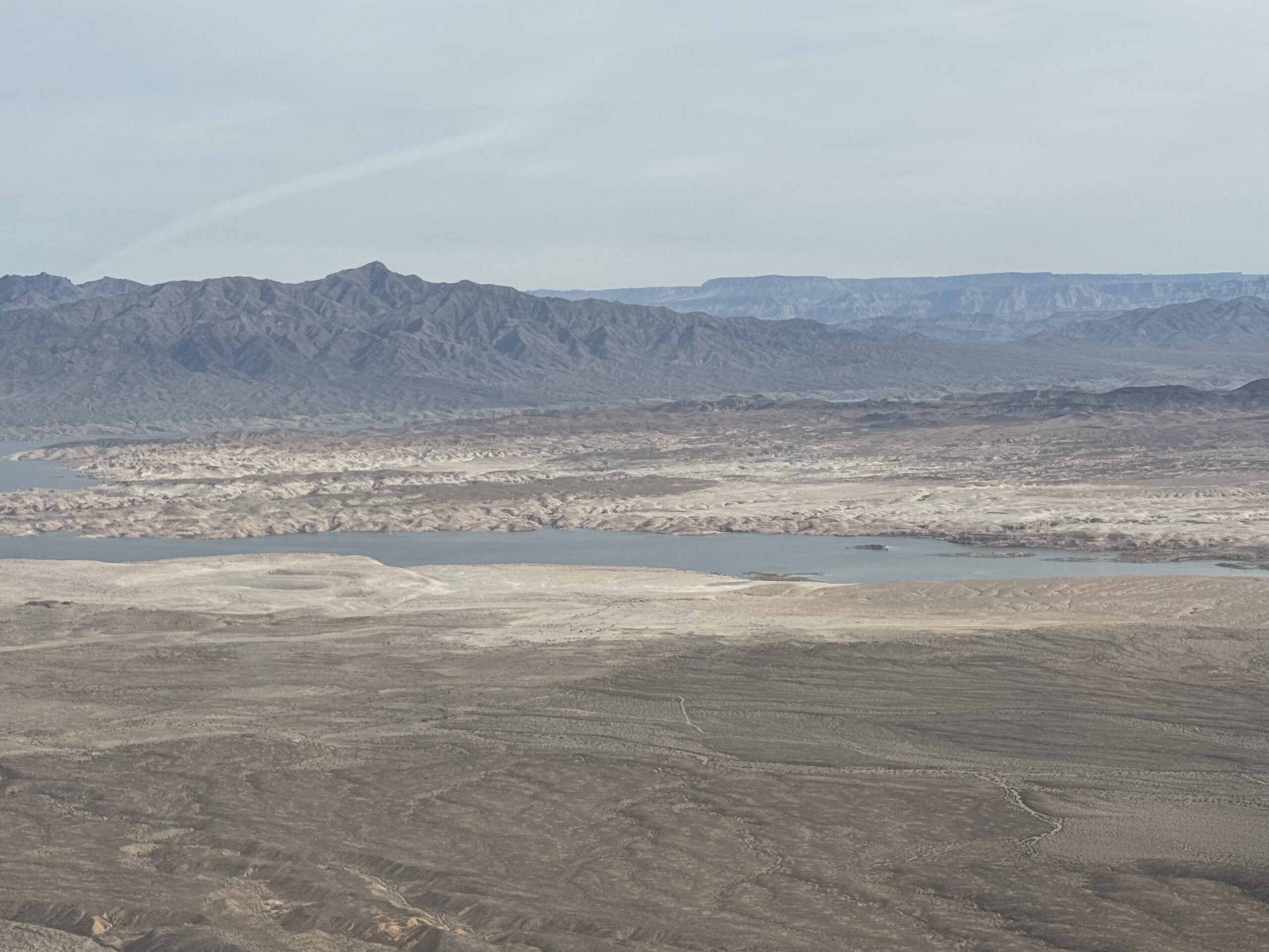 Arizona — une vue d'un lac et de montagnes depuis un avion