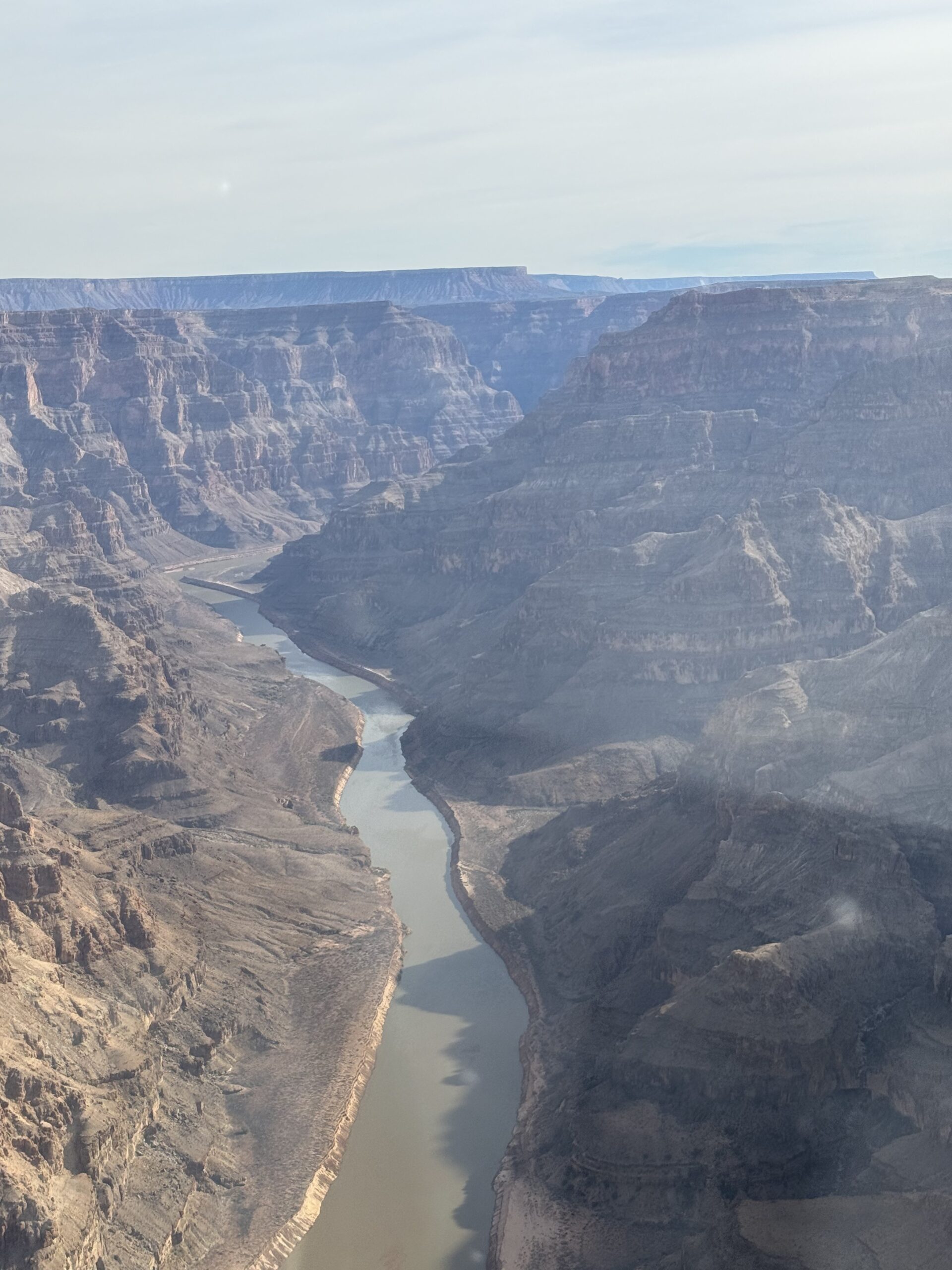 Arizona — une vue d'une rivière et d'un canyon