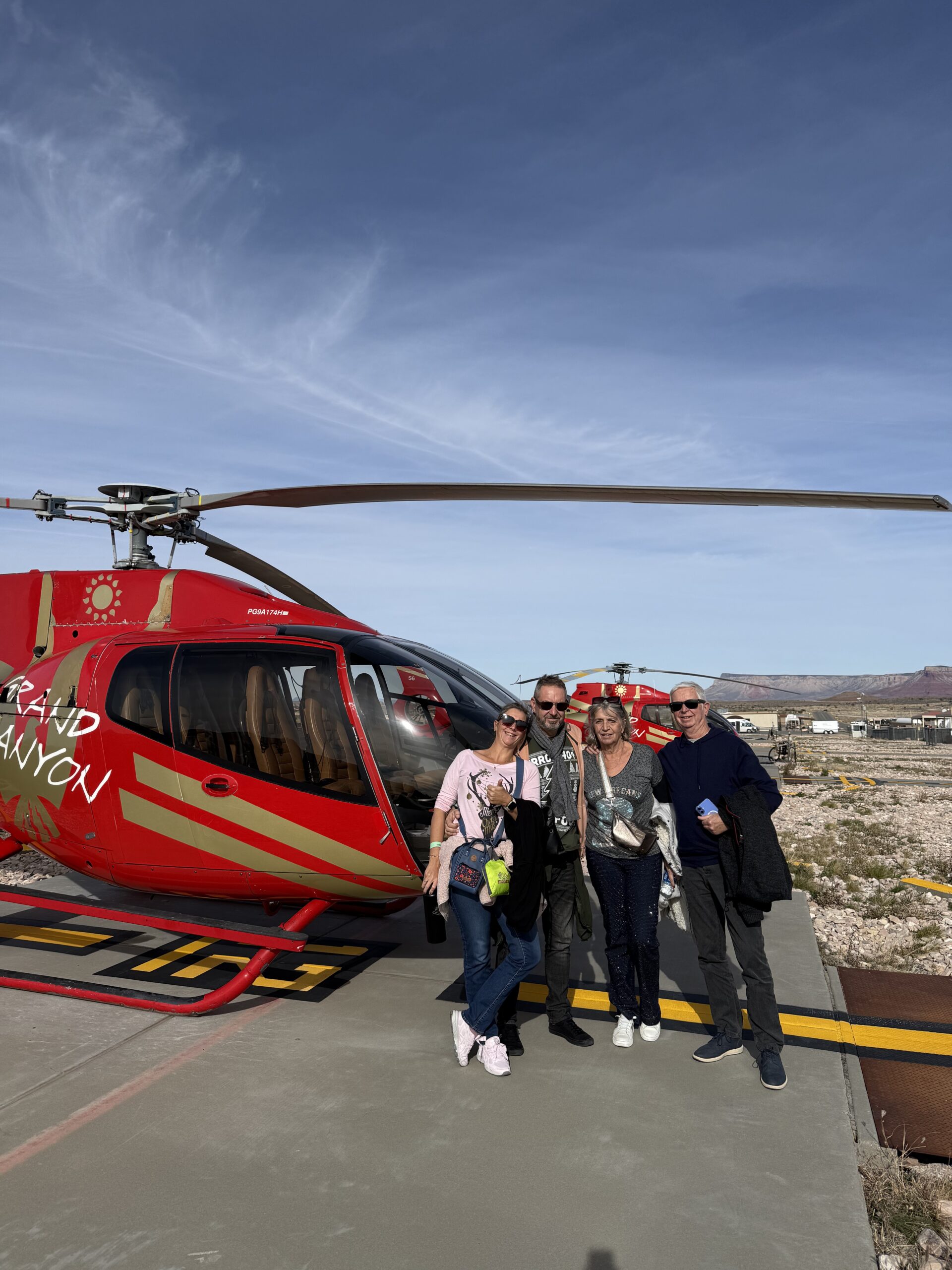 Arizona — un groupe de personnes debout devant un hélicoptère