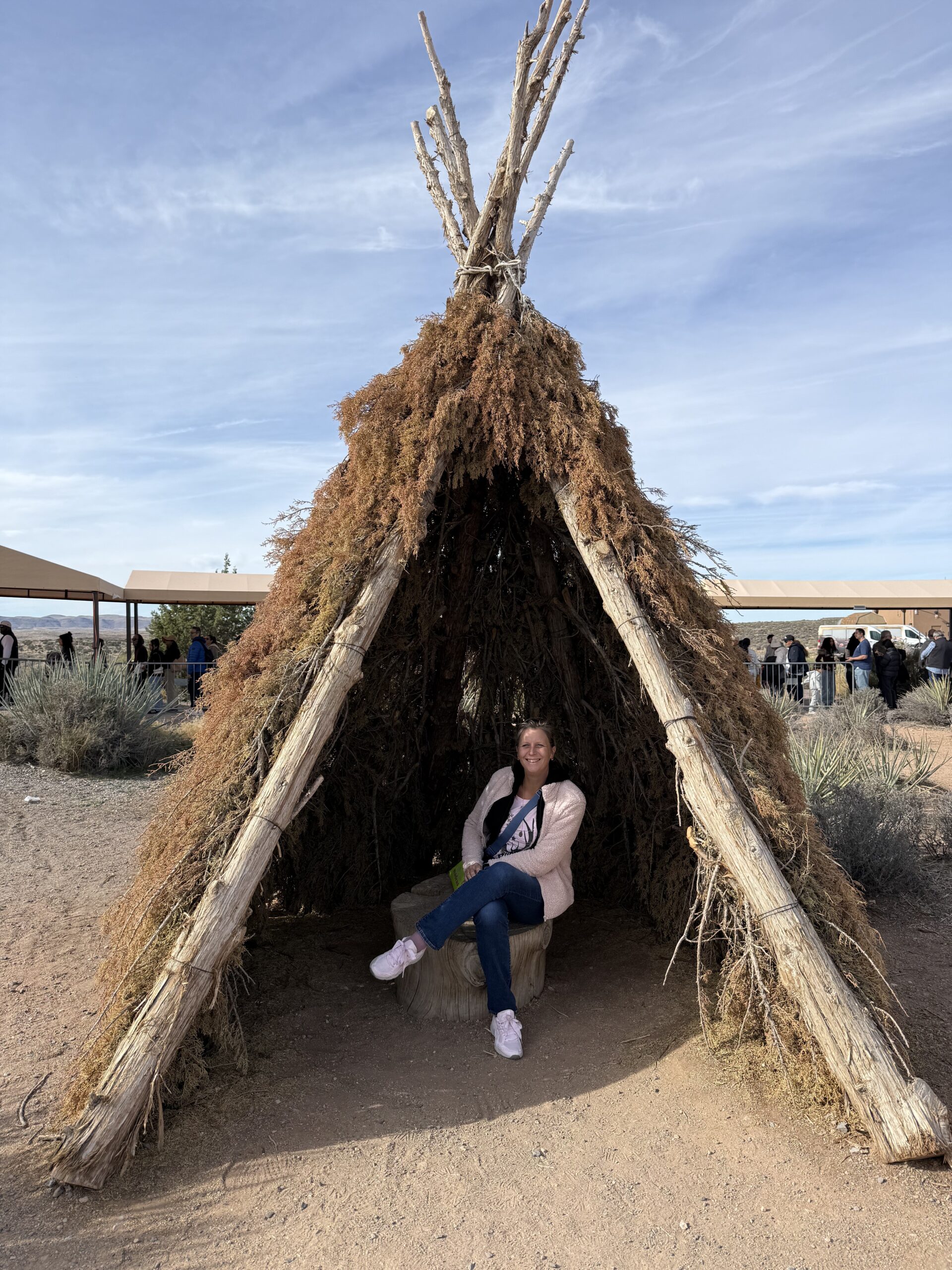Arizona — une femme assise dans un tipi dans le désert