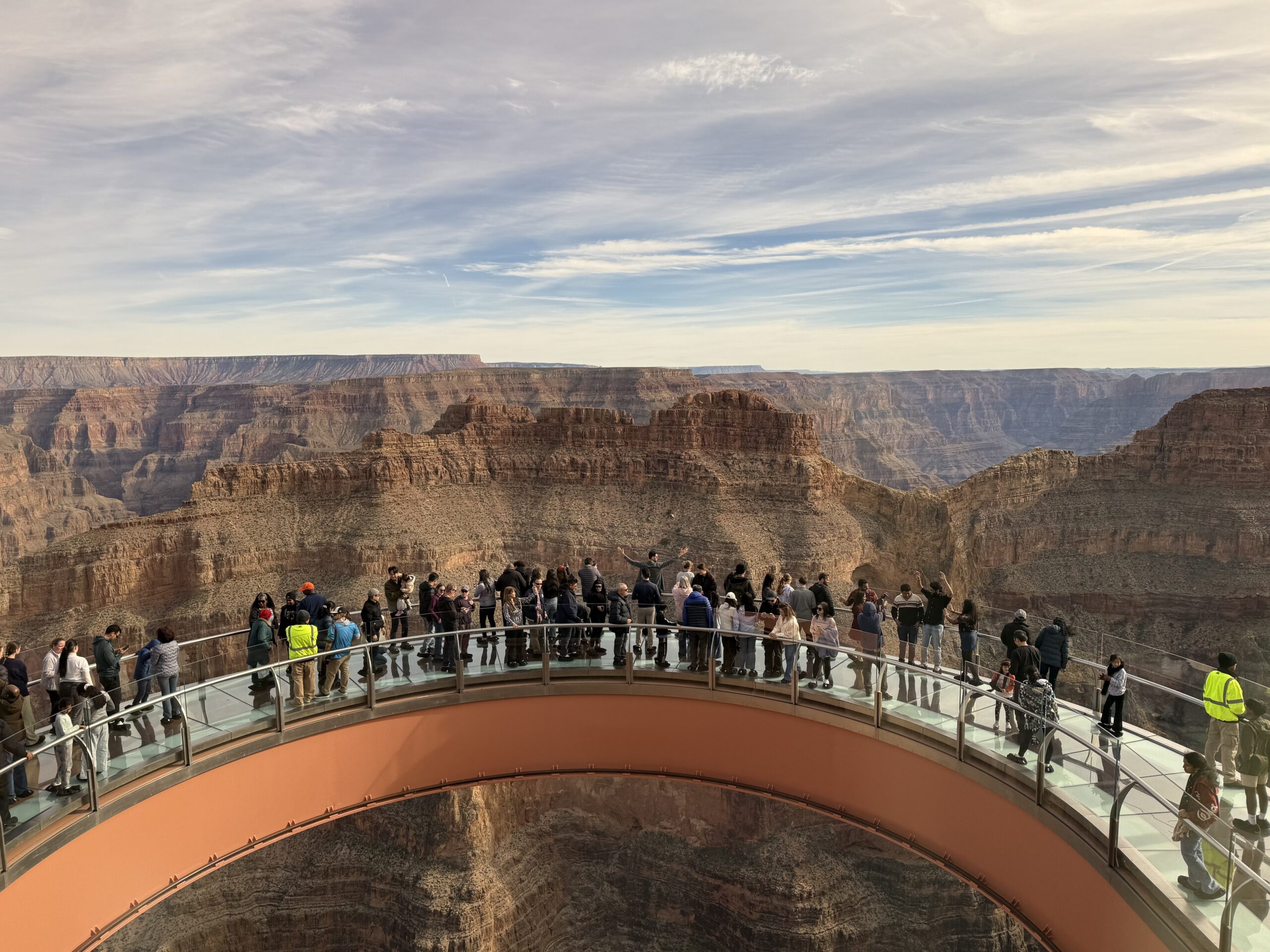 Arizona — un groupe de personnes debout sur un pont