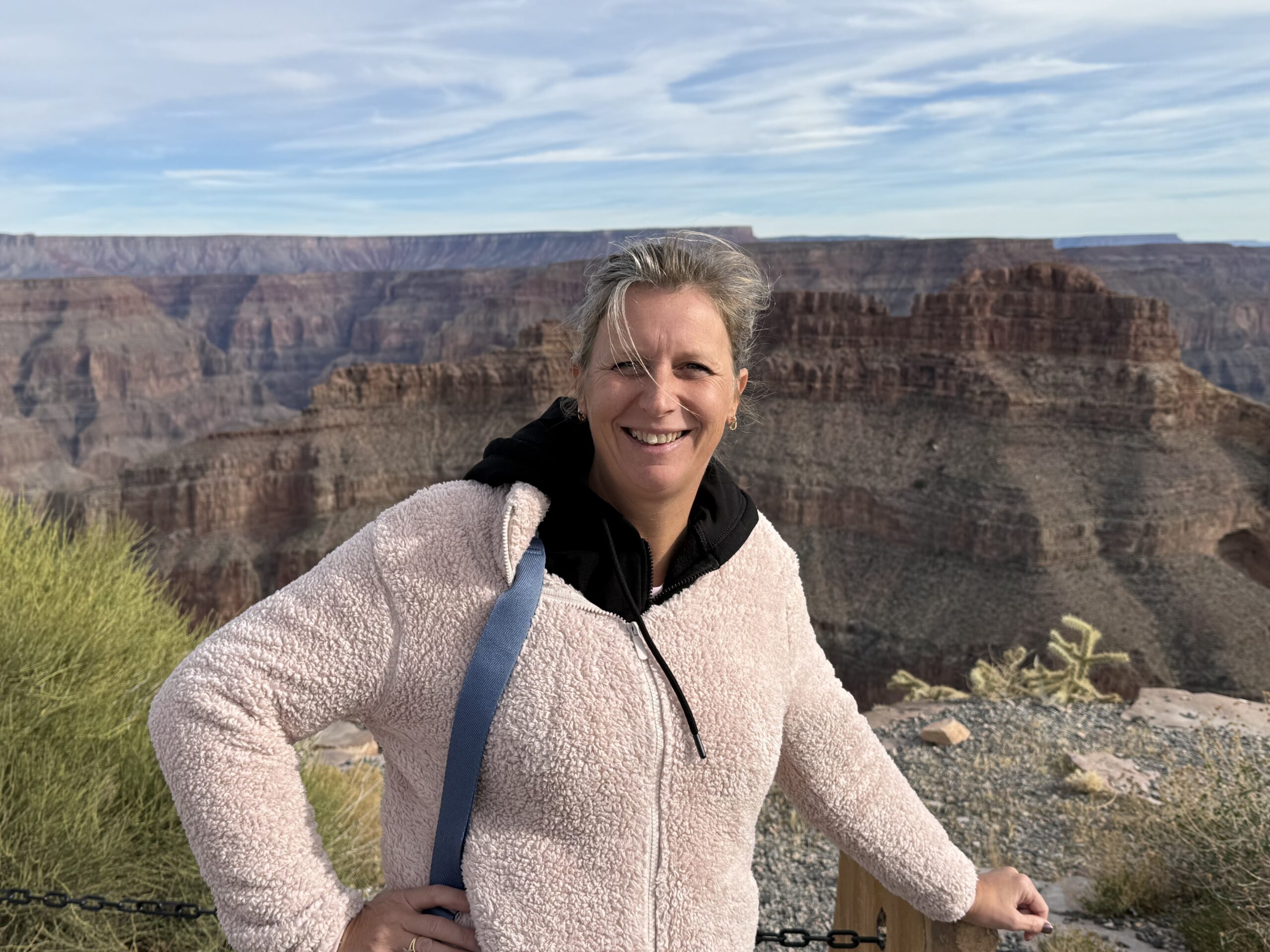 Arizona — une femme debout sur une falaise rocheuse
