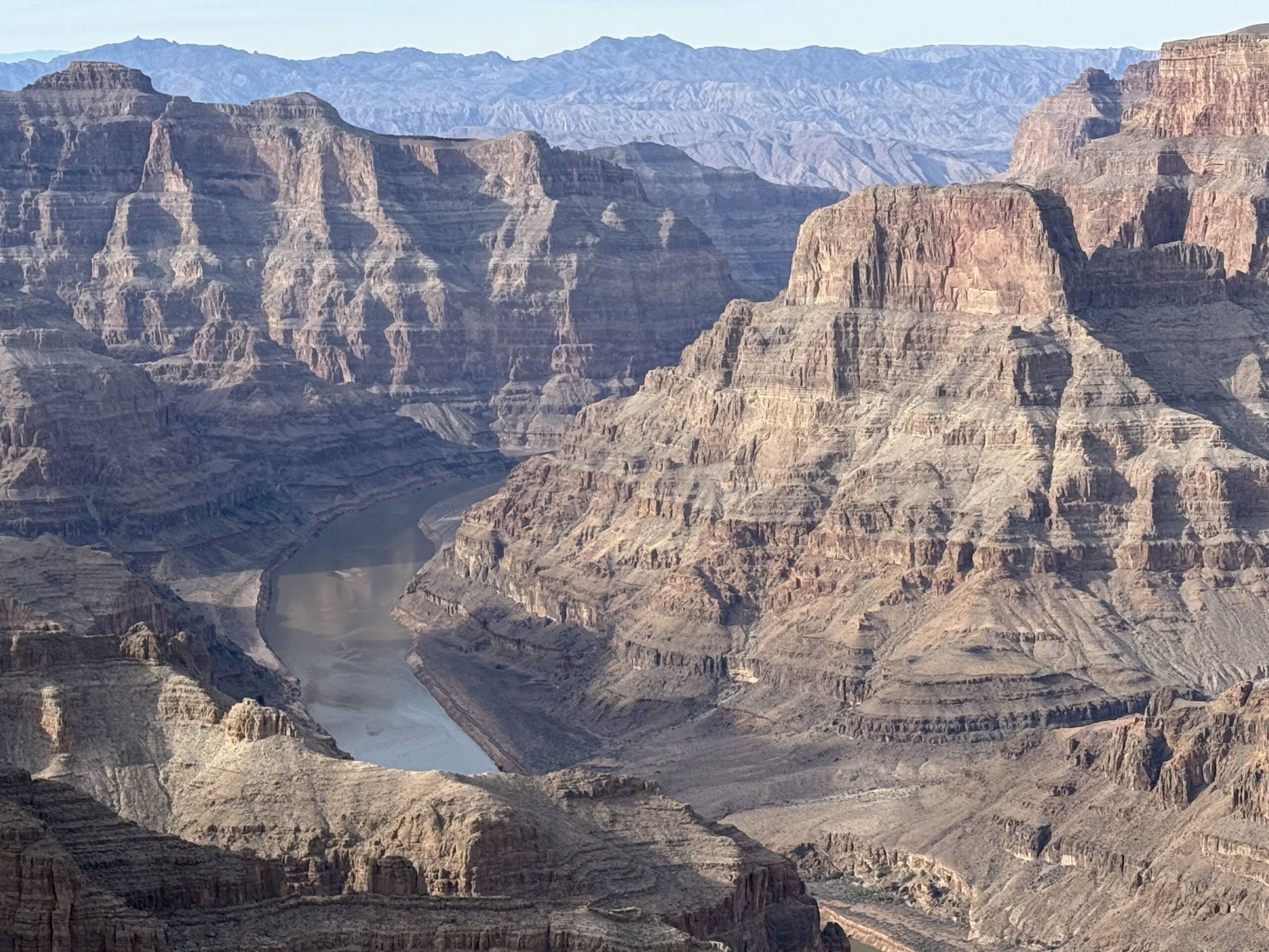 Arizona — une vue d'un canyon avec une rivière qui le traverse