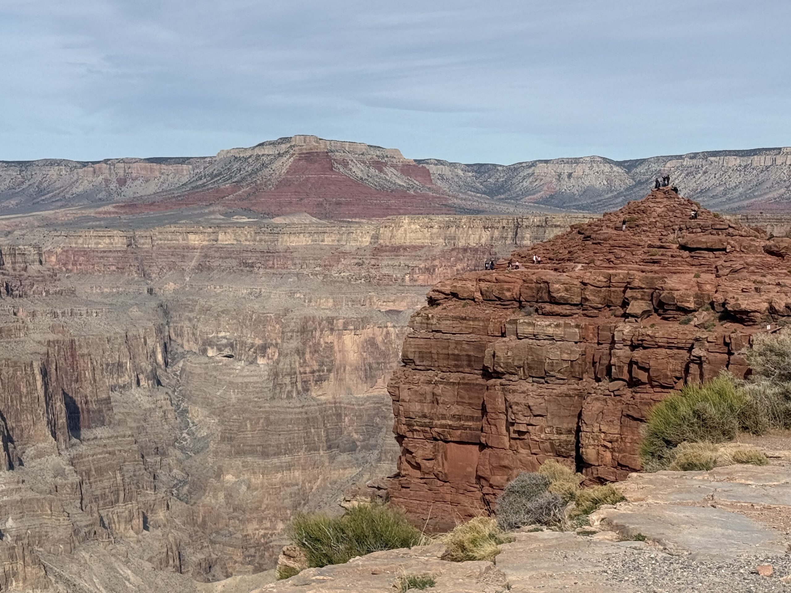 Arizona — un homme debout sur une falaise surplombant un canyon