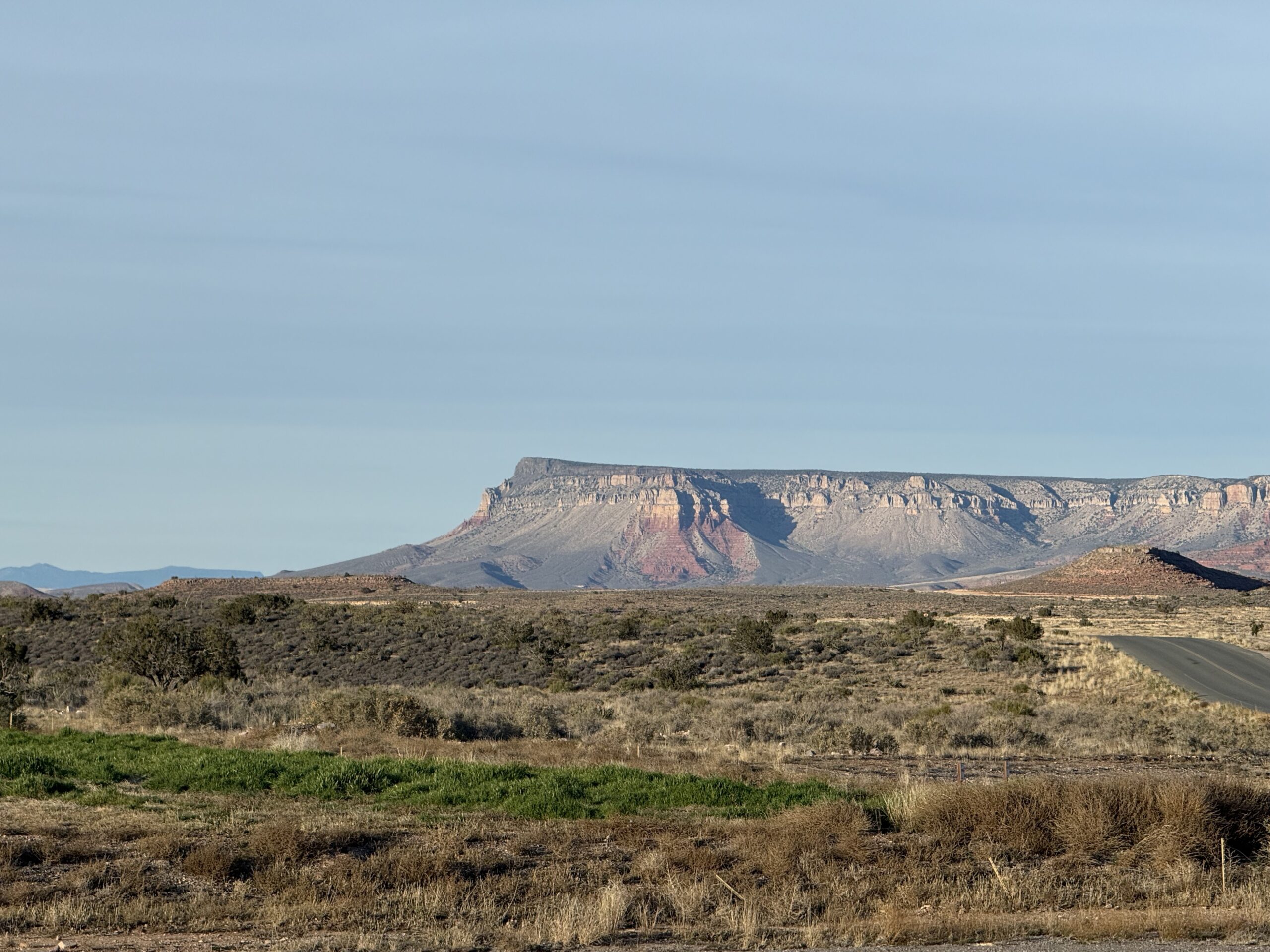 Arizona — une route avec une montagne en arrière-plan