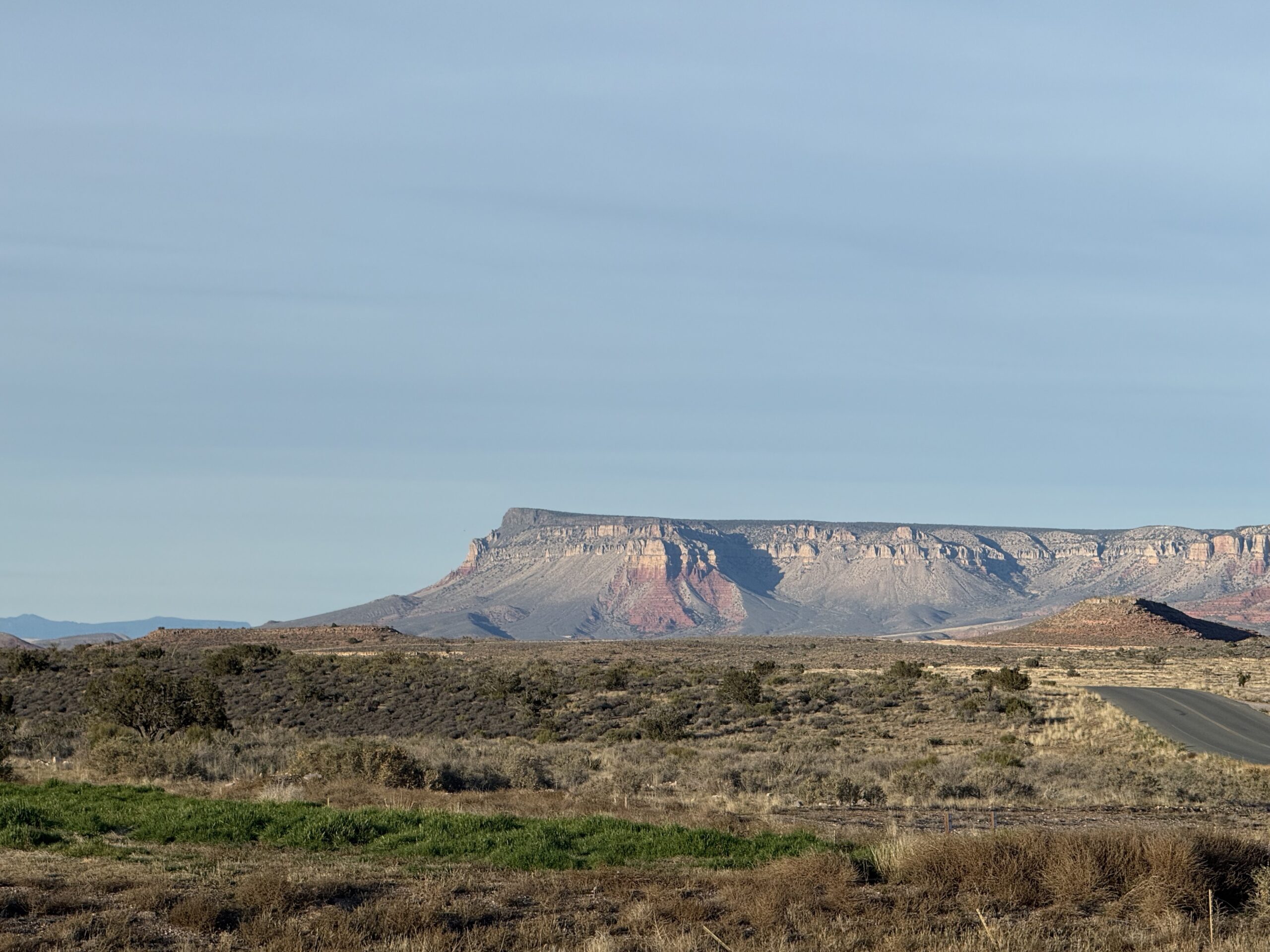 Arizona — un avion survolant une zone désertique