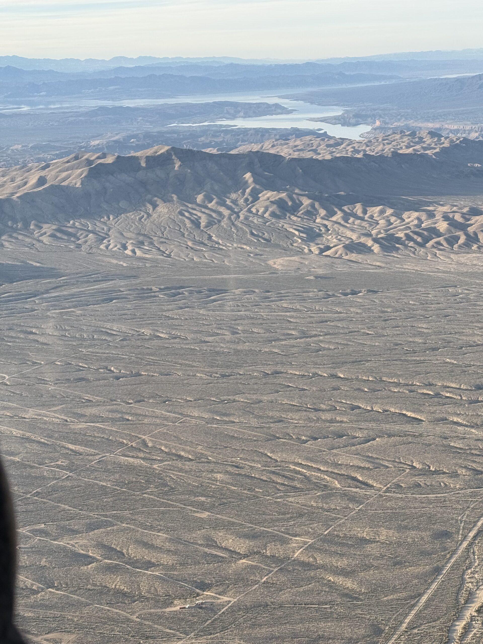 Arizona — une personne faisant voler un cerf-volant dans le désert