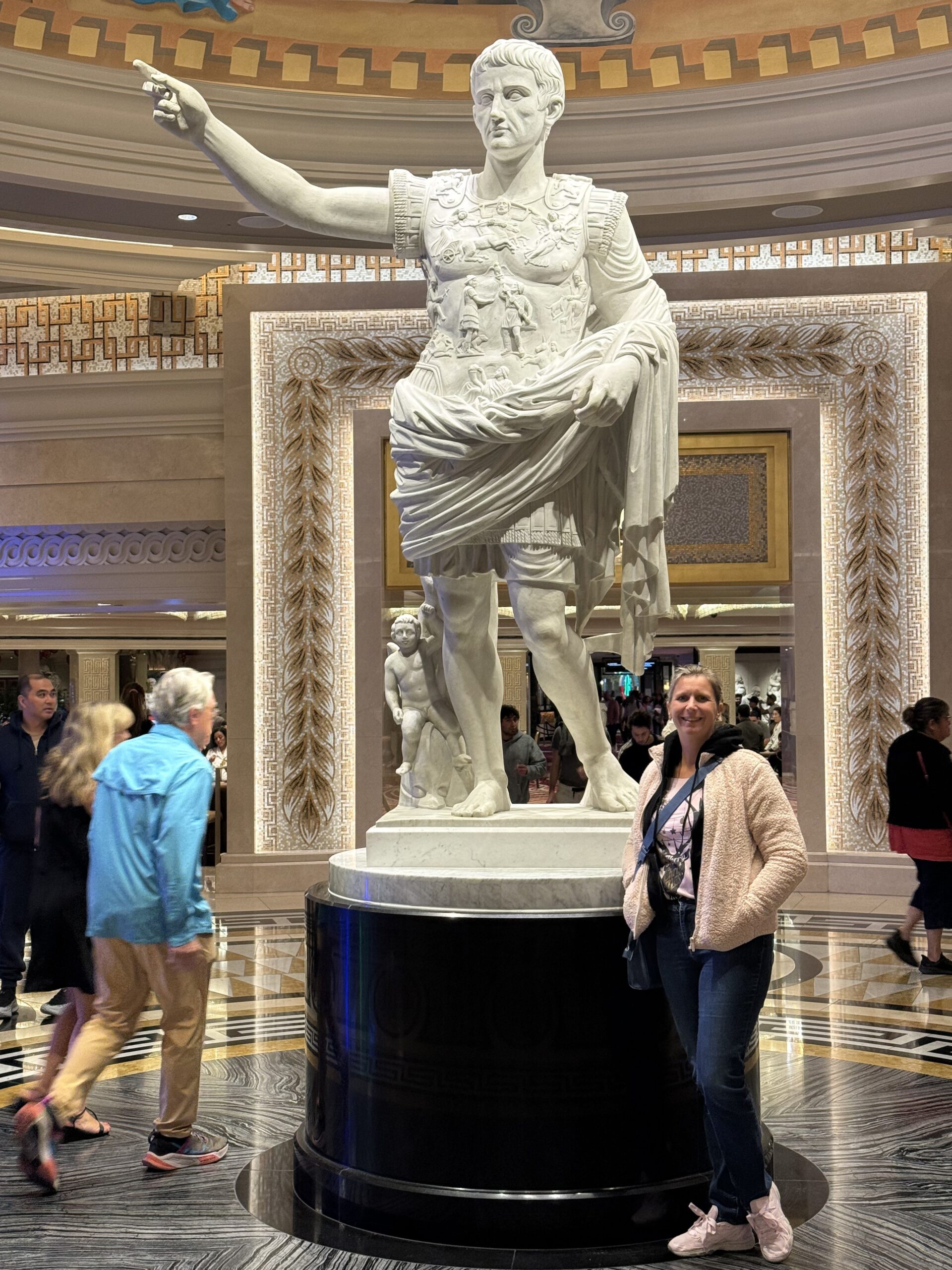 Arizona — une statue d'un homme avec un chapeau et un chameau