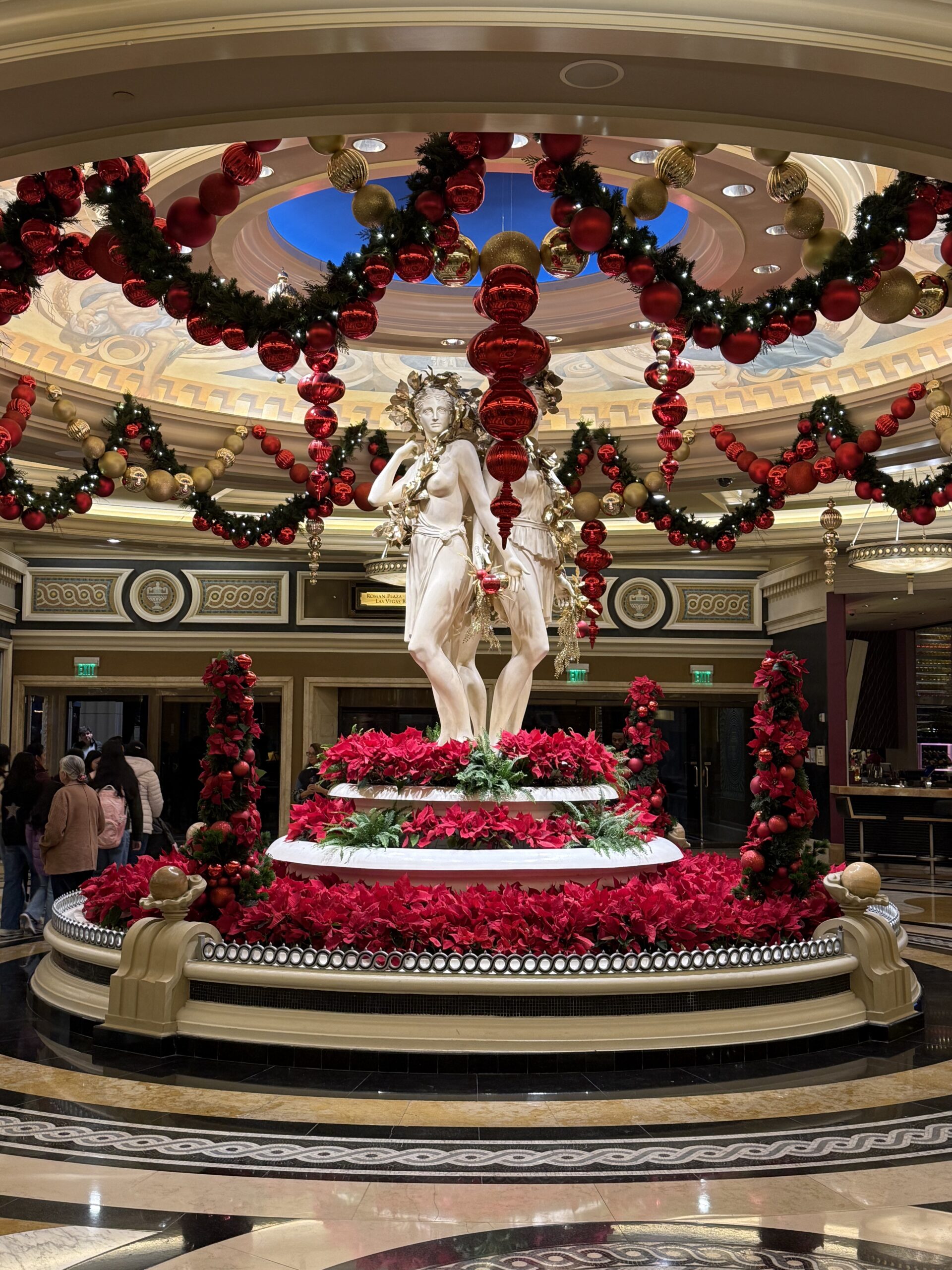 Arizona — une statue de femme avec une couronne autour d'elle