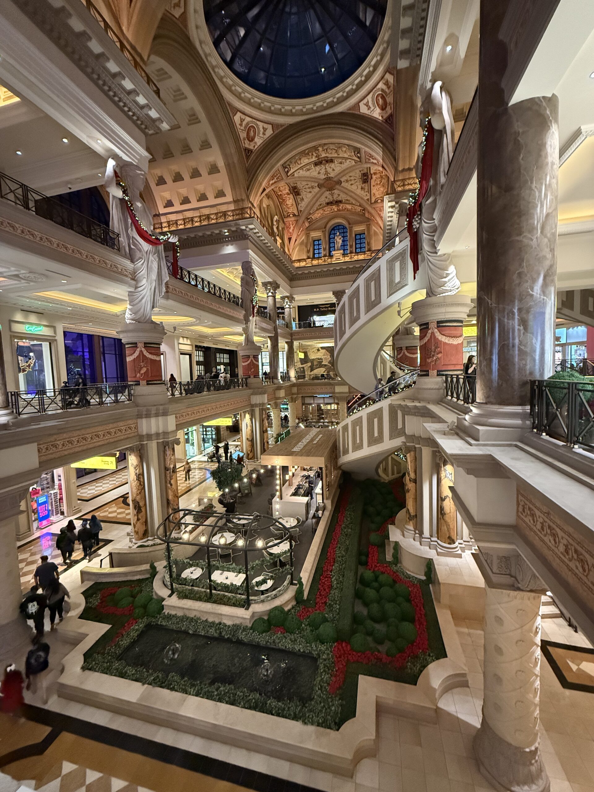 Arizona — un grand bâtiment avec une fontaine à l'intérieur