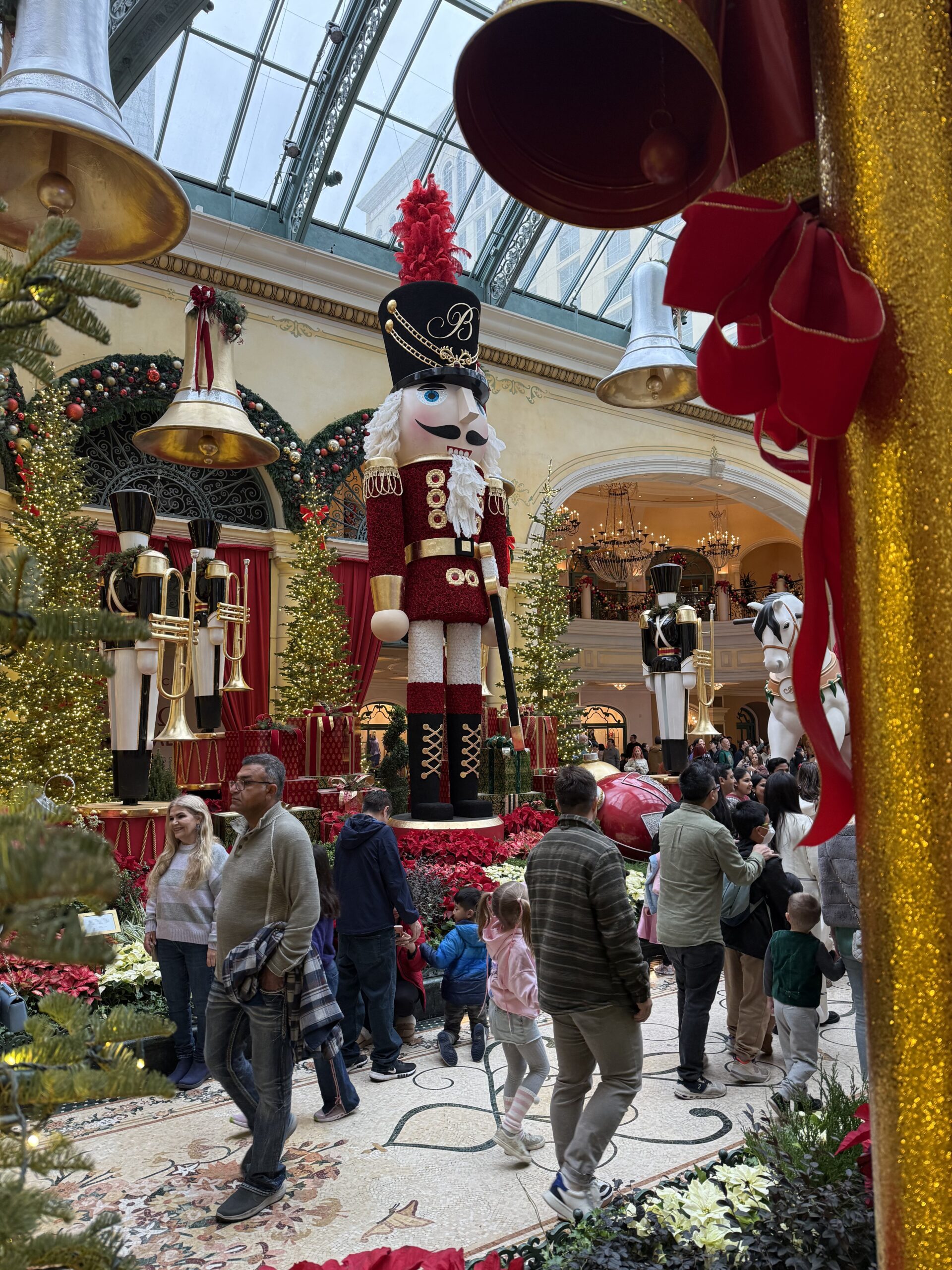 Midtown UNLV, Paradise — un groupe de personnes debout autour d'un sapin de Noël