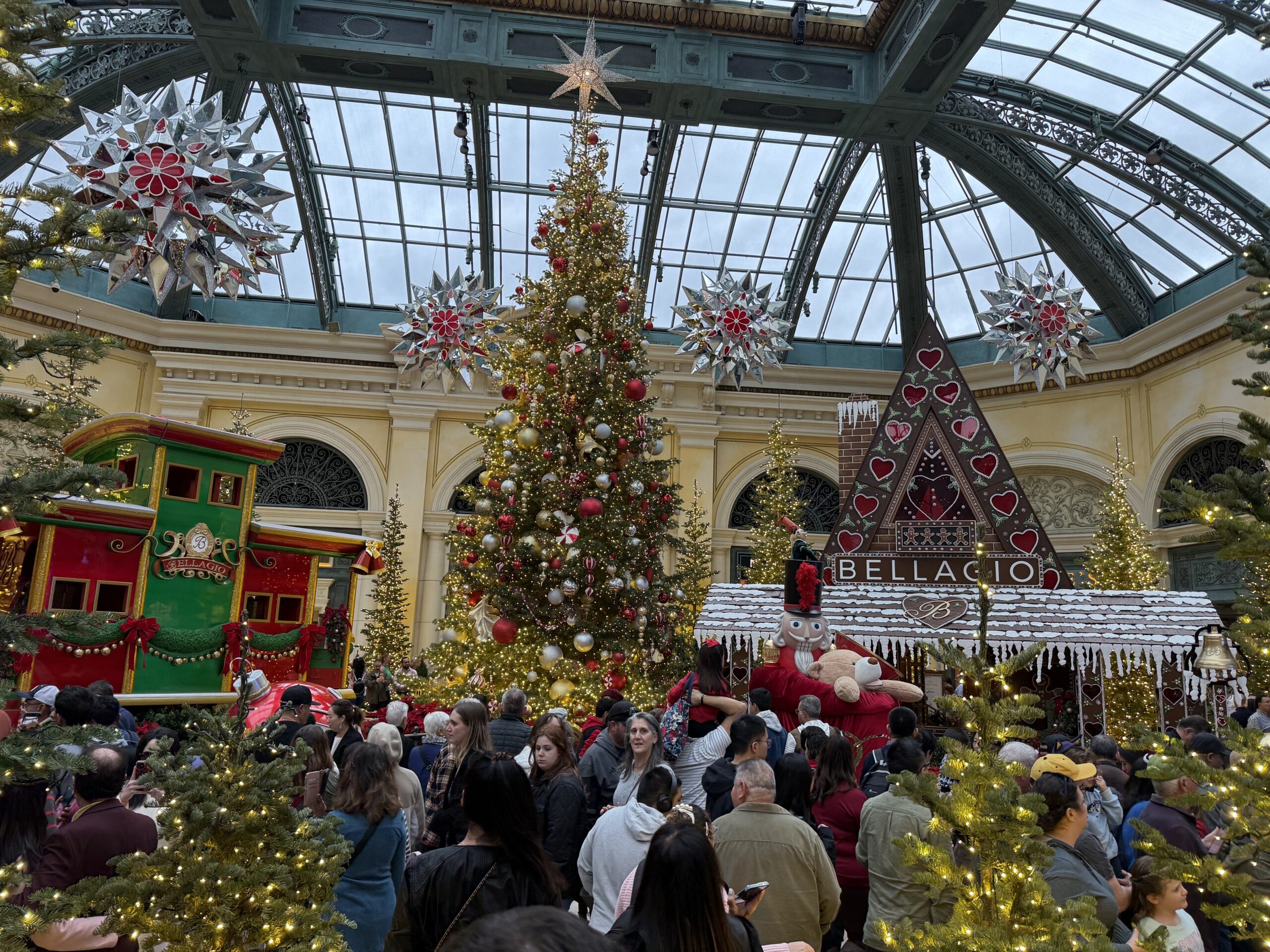 Midtown UNLV, Paradise — un grand groupe de personnes debout autour d'un sapin de Noël