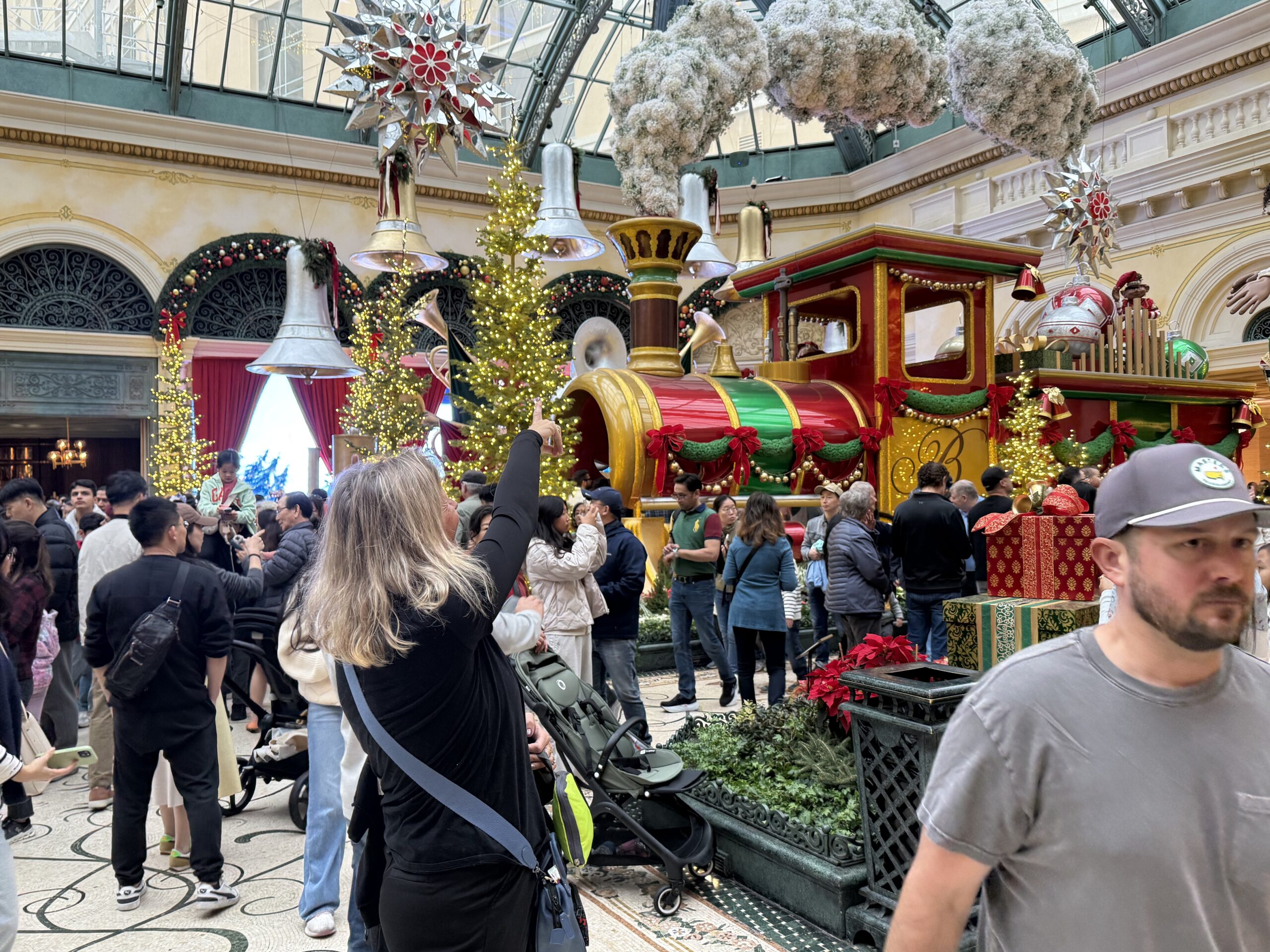 Midtown UNLV, Paradise — un groupe de personnes debout autour d'un train
