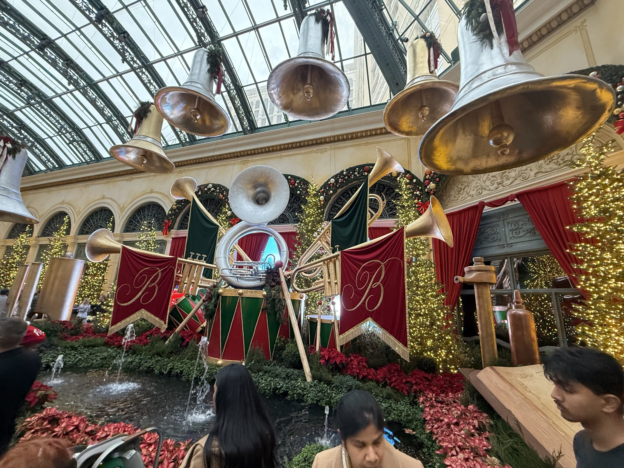 Midtown UNLV, Paradise — un groupe de personnes debout autour d'un décor de Noël