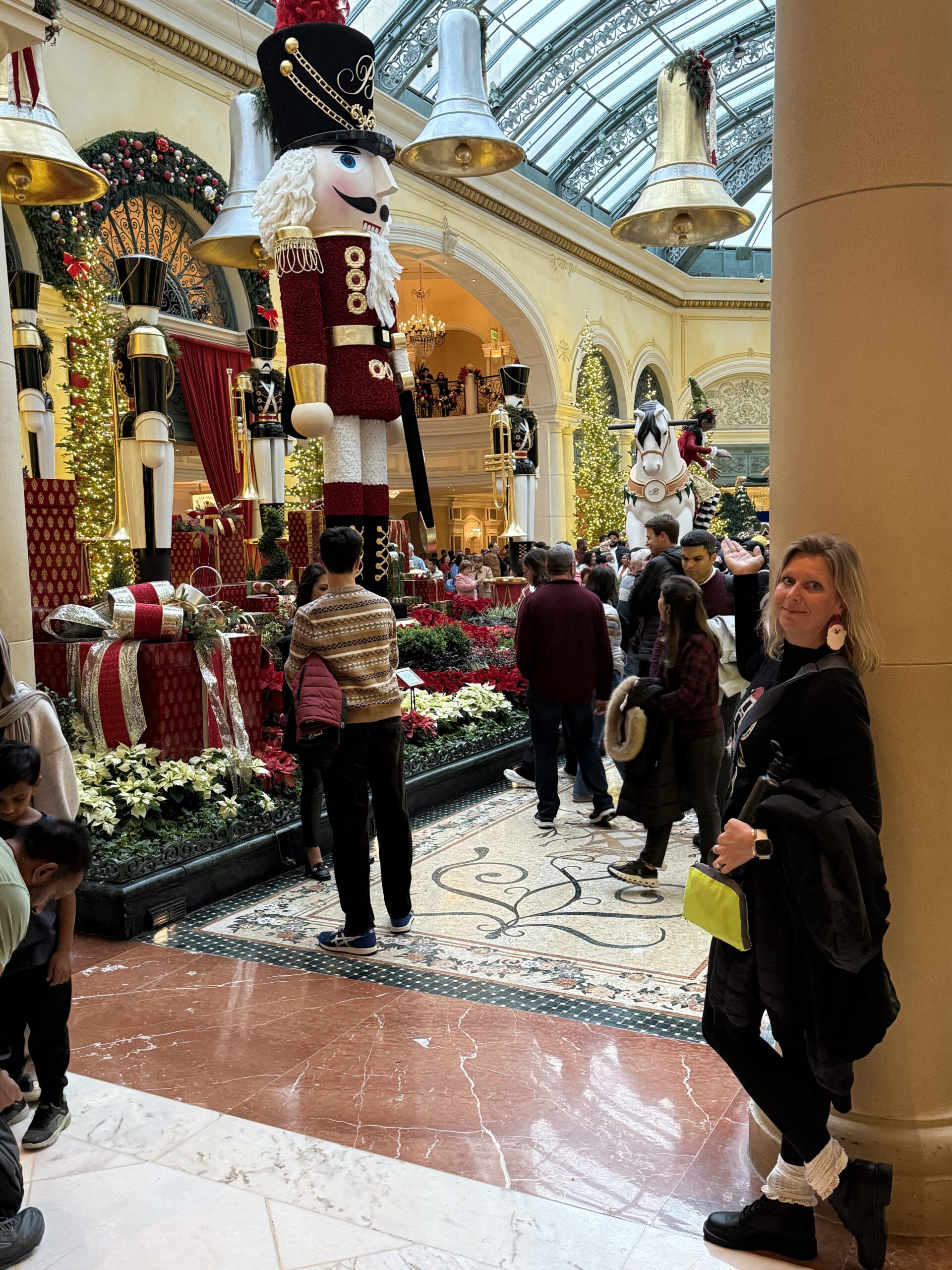 Midtown UNLV, Paradise — un groupe de personnes debout autour d'un décor de Noël