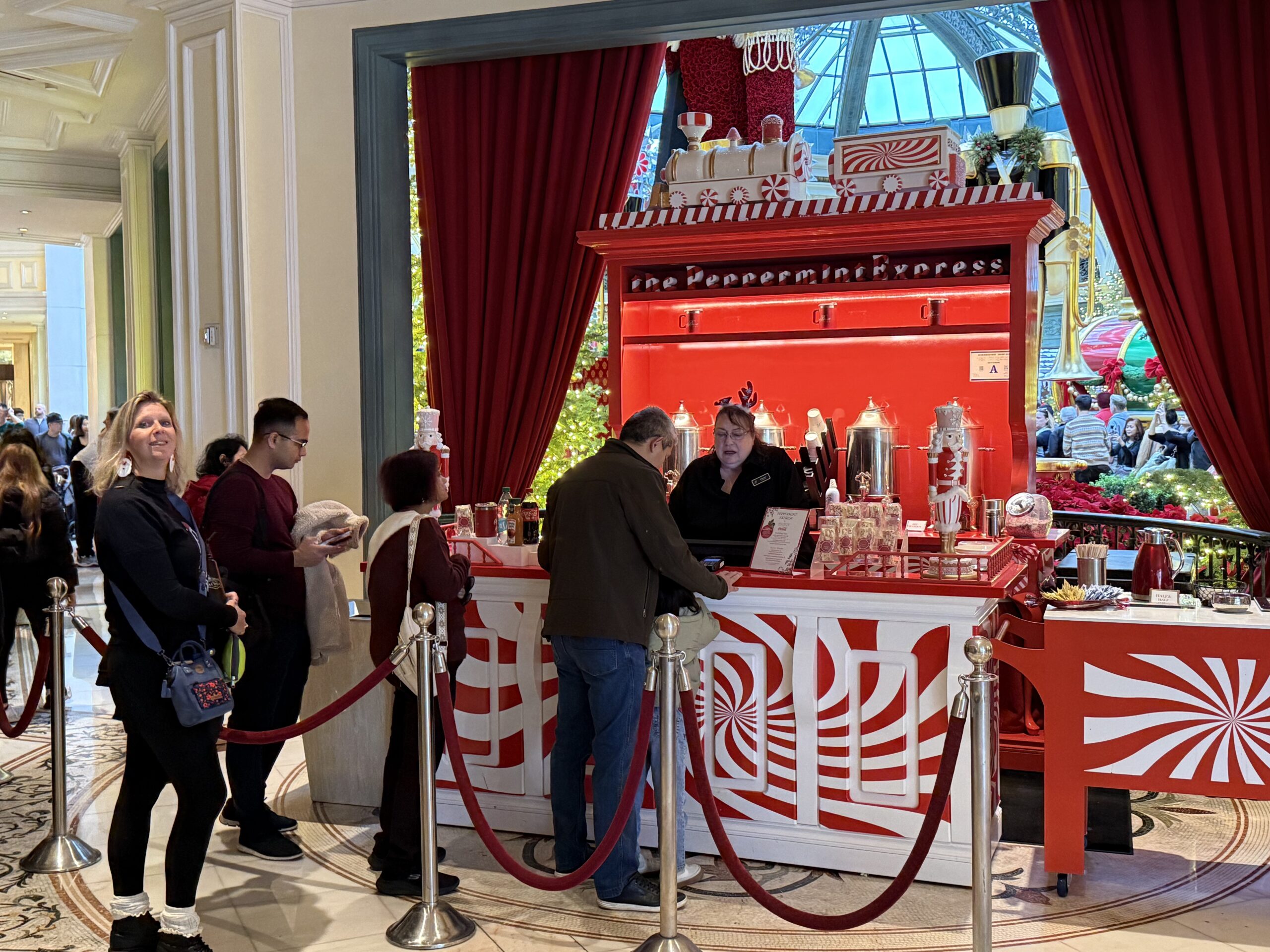 Midtown UNLV, Paradise — un groupe de personnes debout autour d'un bar