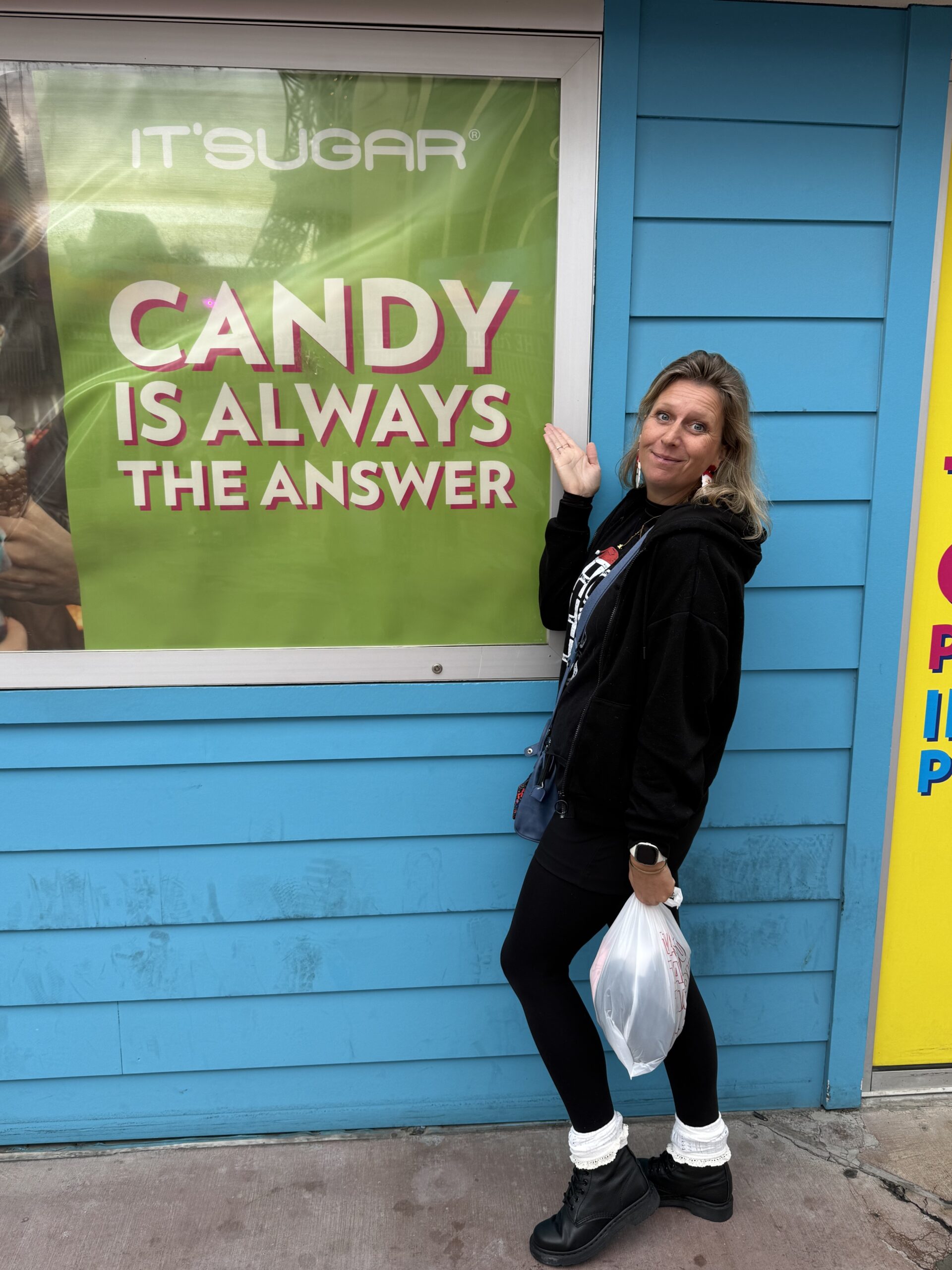 Midtown UNLV, Paradise — une femme debout devant un magasin
