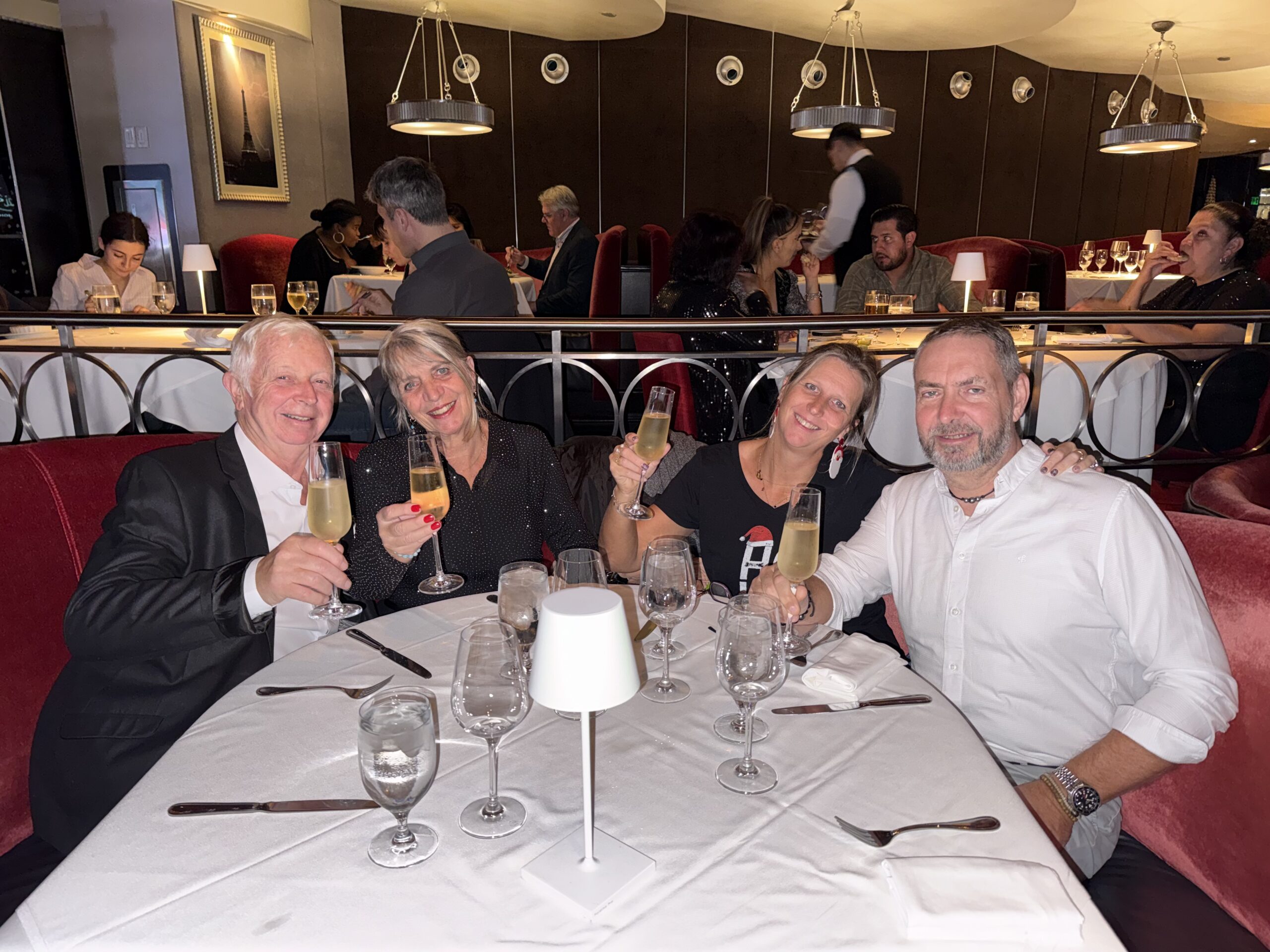 Midtown UNLV, Paradise — un groupe de personnes assises à une table