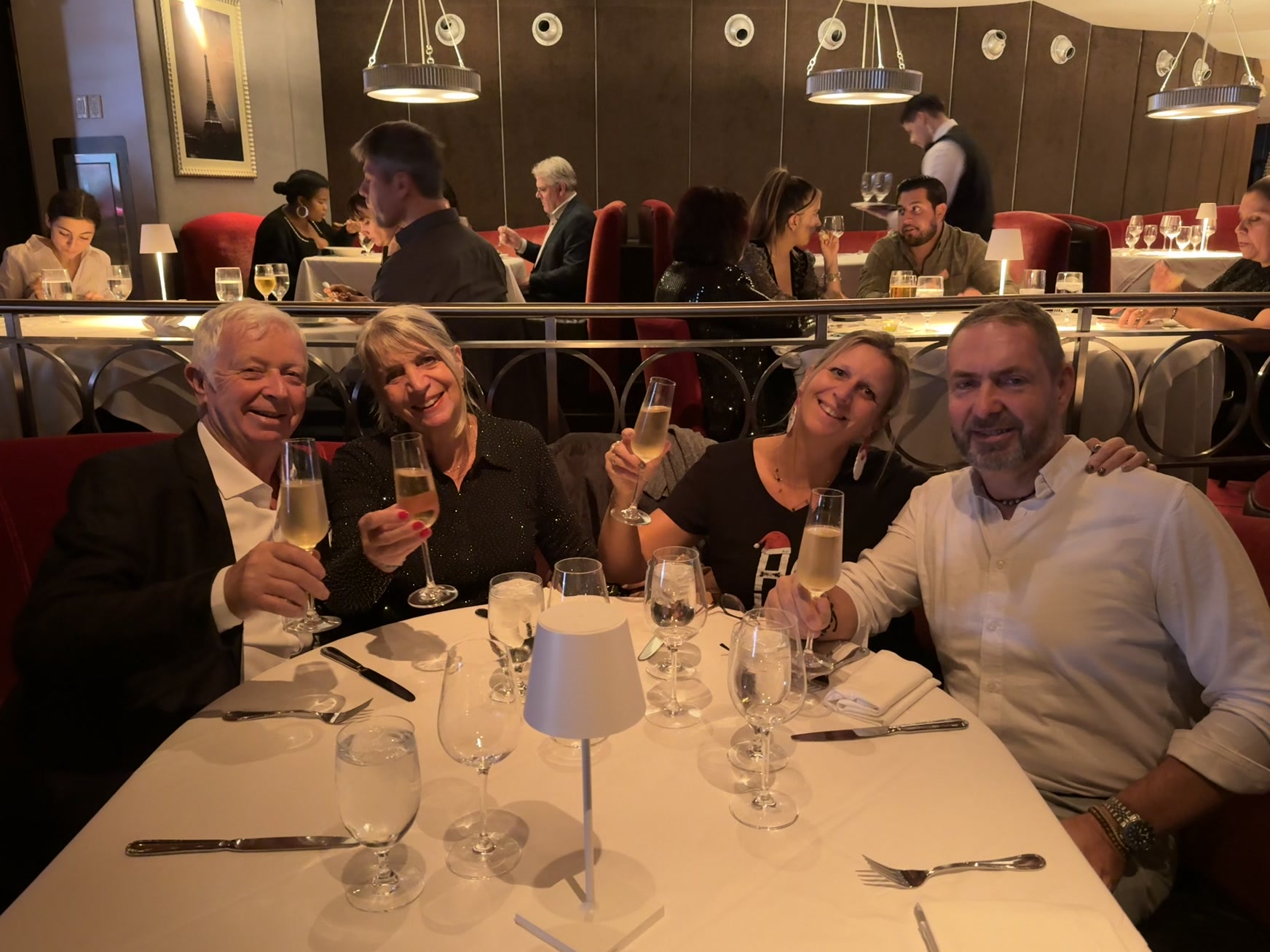 Port Saint Lucie — un groupe de personnes assis à une table avec des verres de vin