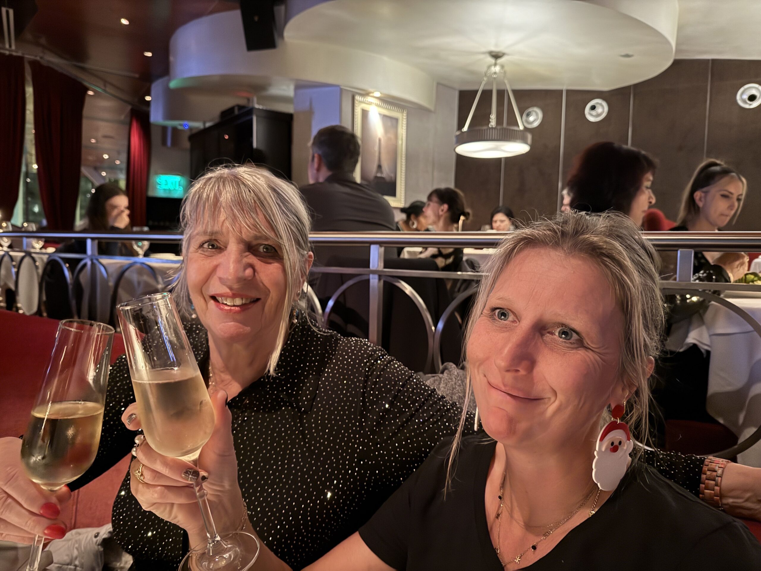 Midtown UNLV, Paradise — deux femmes assises à une table avec des verres de vin