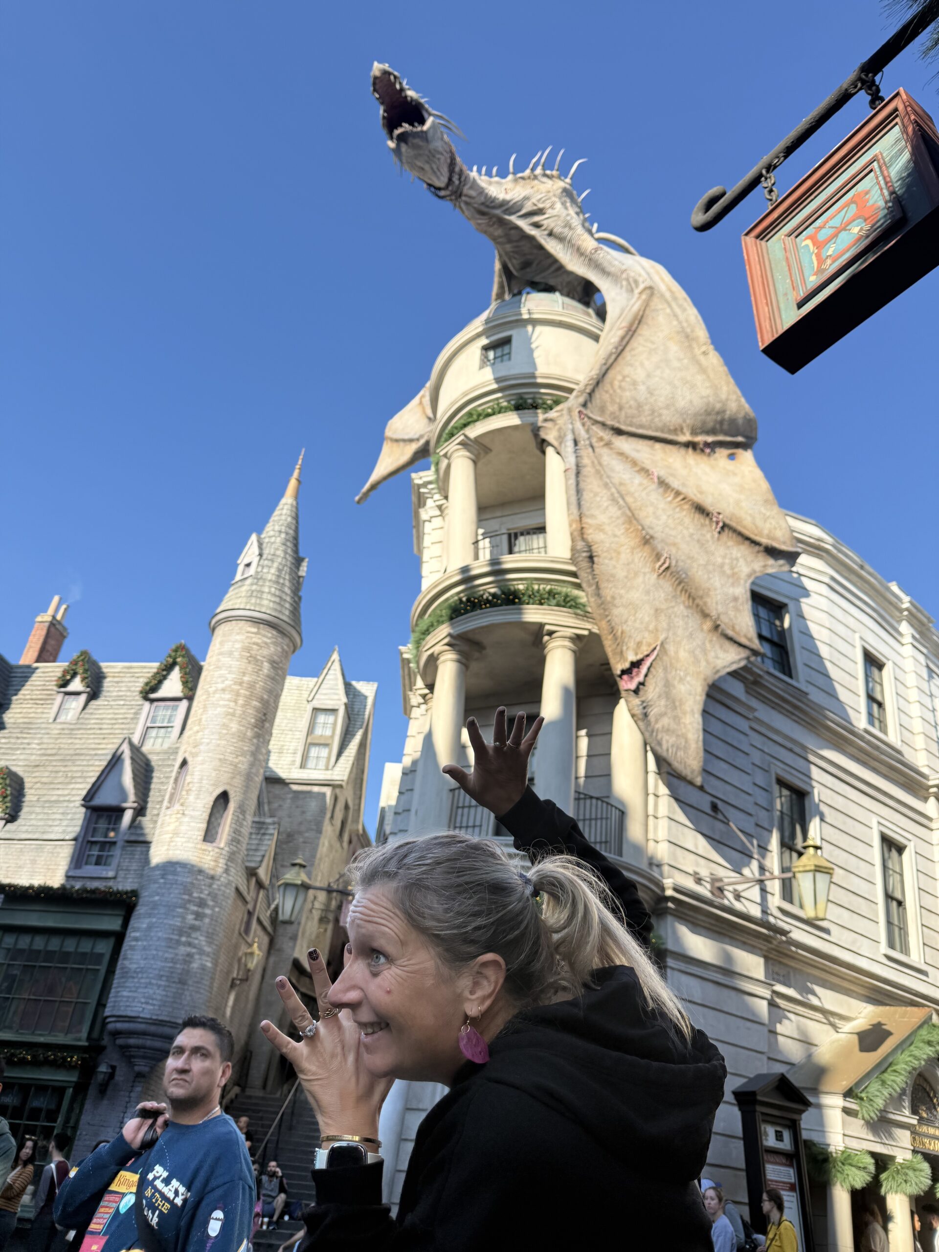 Orlando — une femme prend une photo d'un dragon