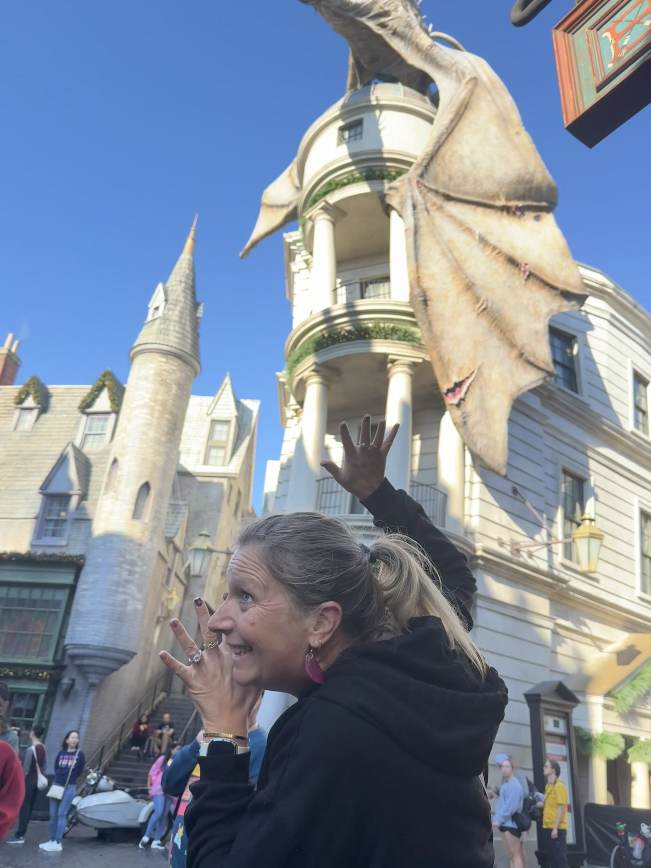 Orlando — une femme prend une photo d'une statue de dragon