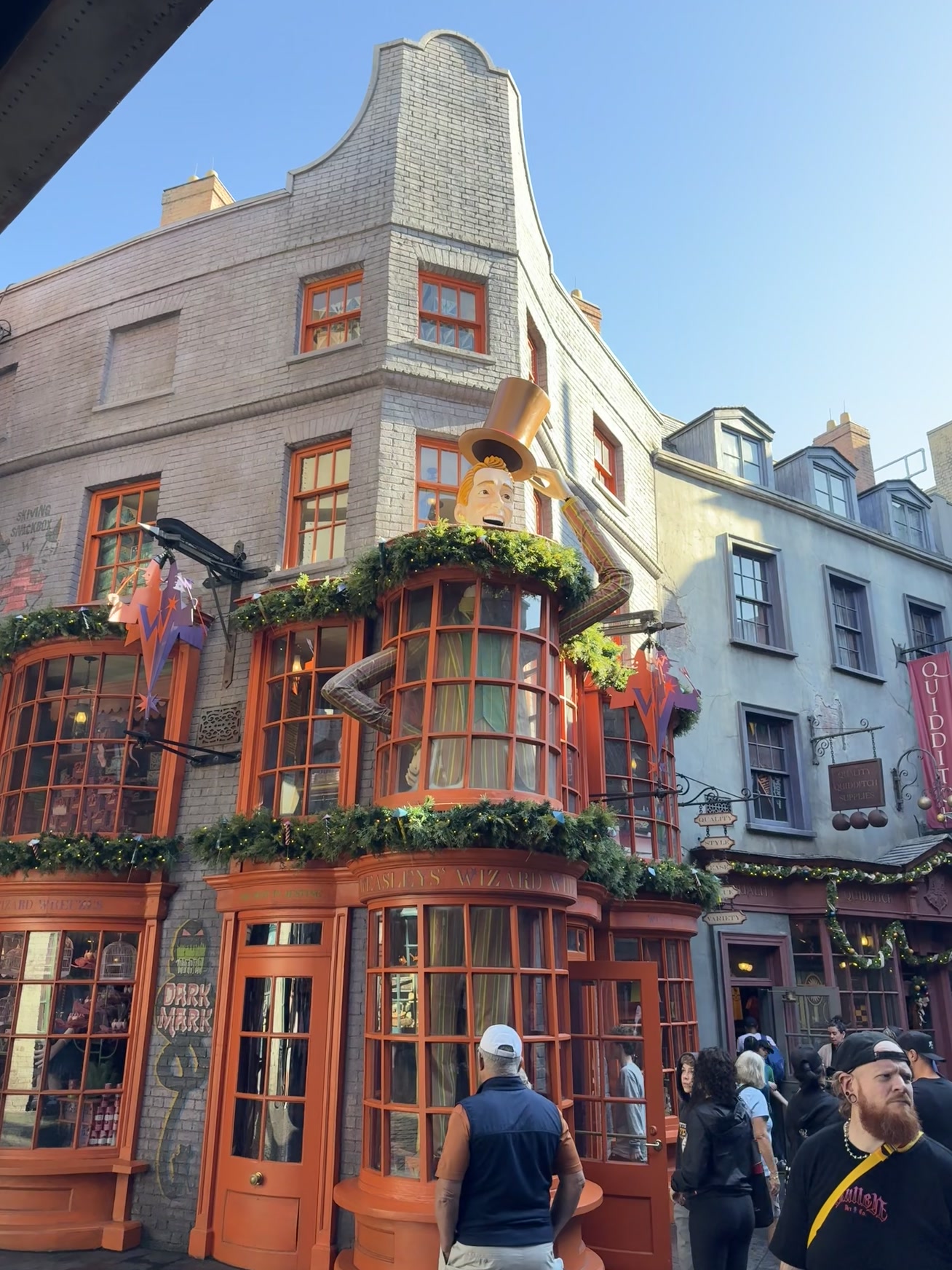 Orlando — un bâtiment avec une tour et un balcon