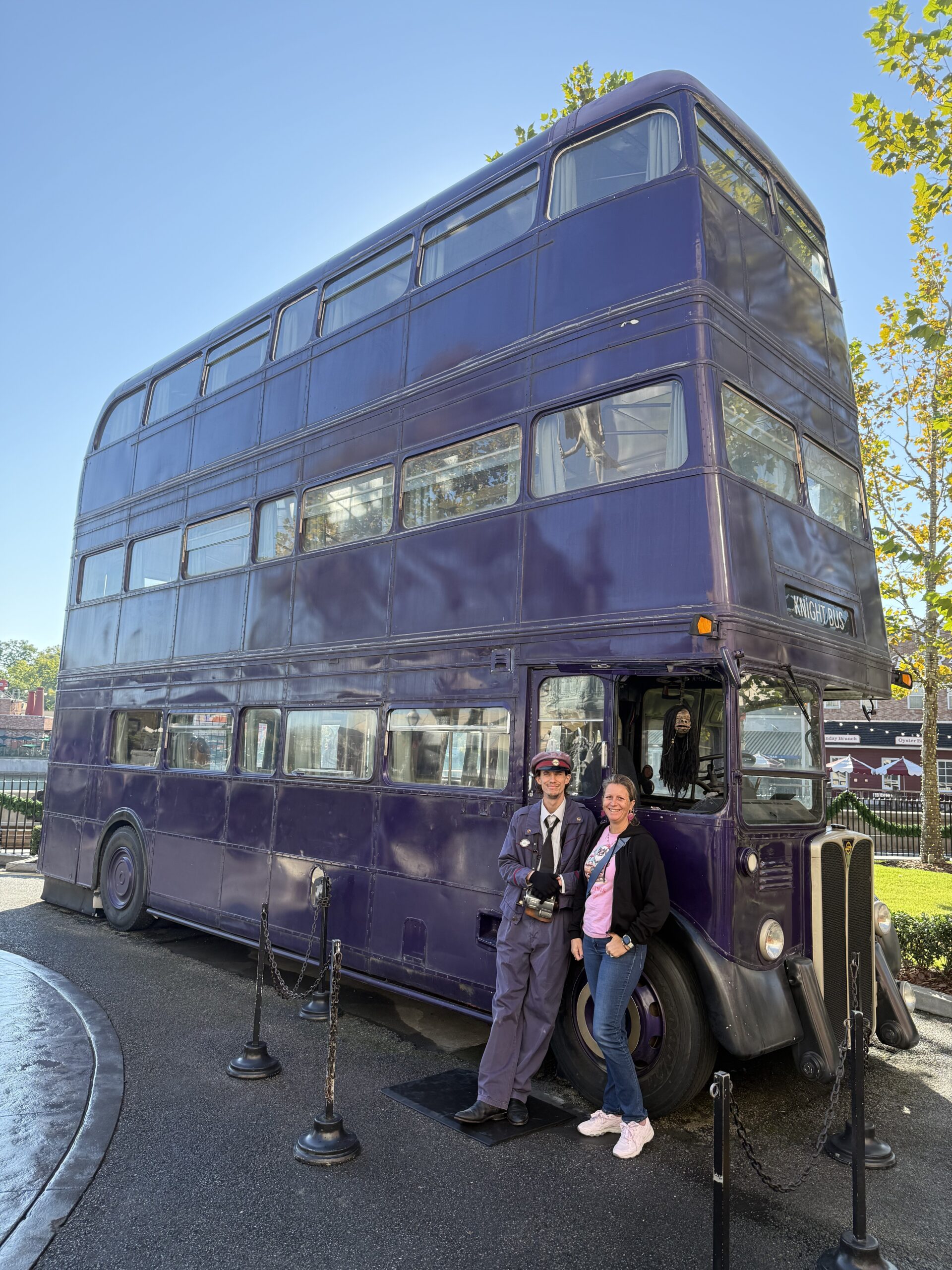 Orlando — un homme et une femme assis sur un bus à impériale violet