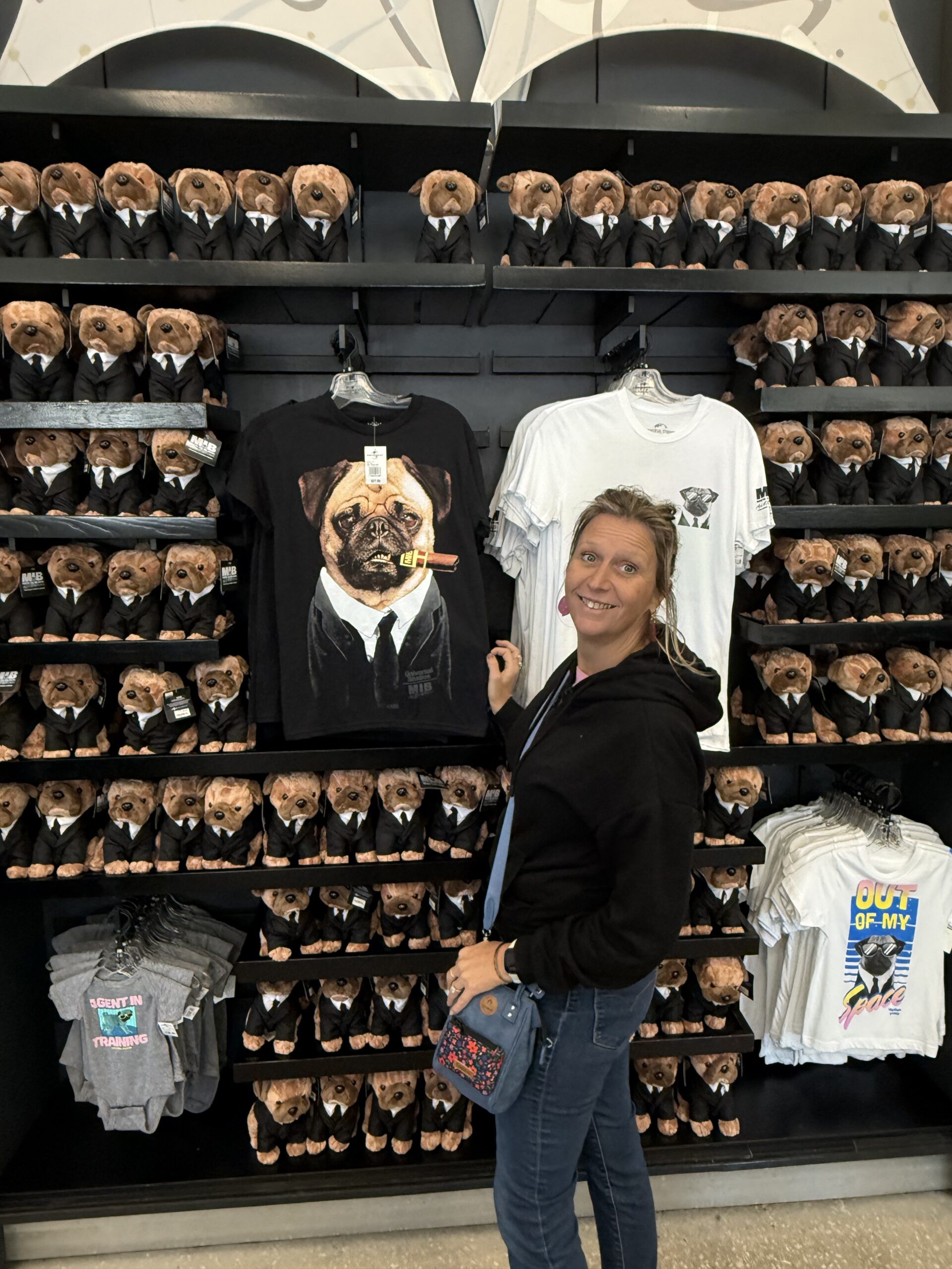 Orlando — une femme debout devant une vitrine d'ours en peluche