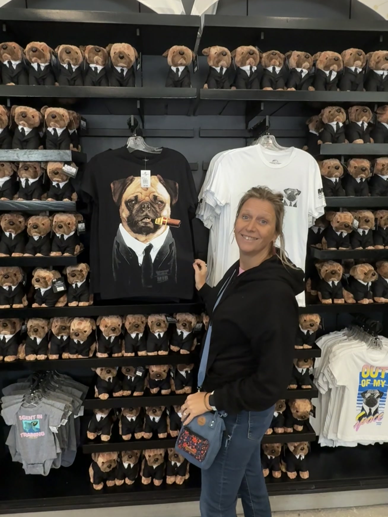 Orlando — une femme debout devant une vitrine d'ours en peluche