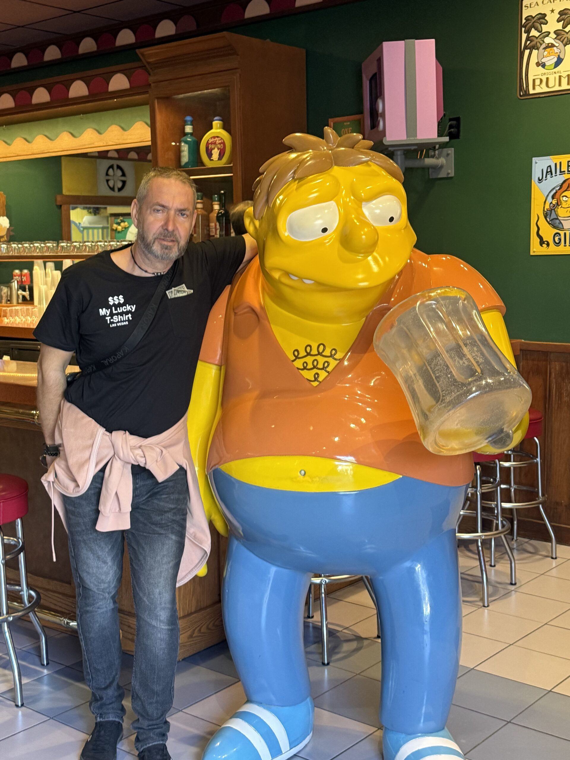 Orlando — un homme debout à côté d'un grand cochon en plastique