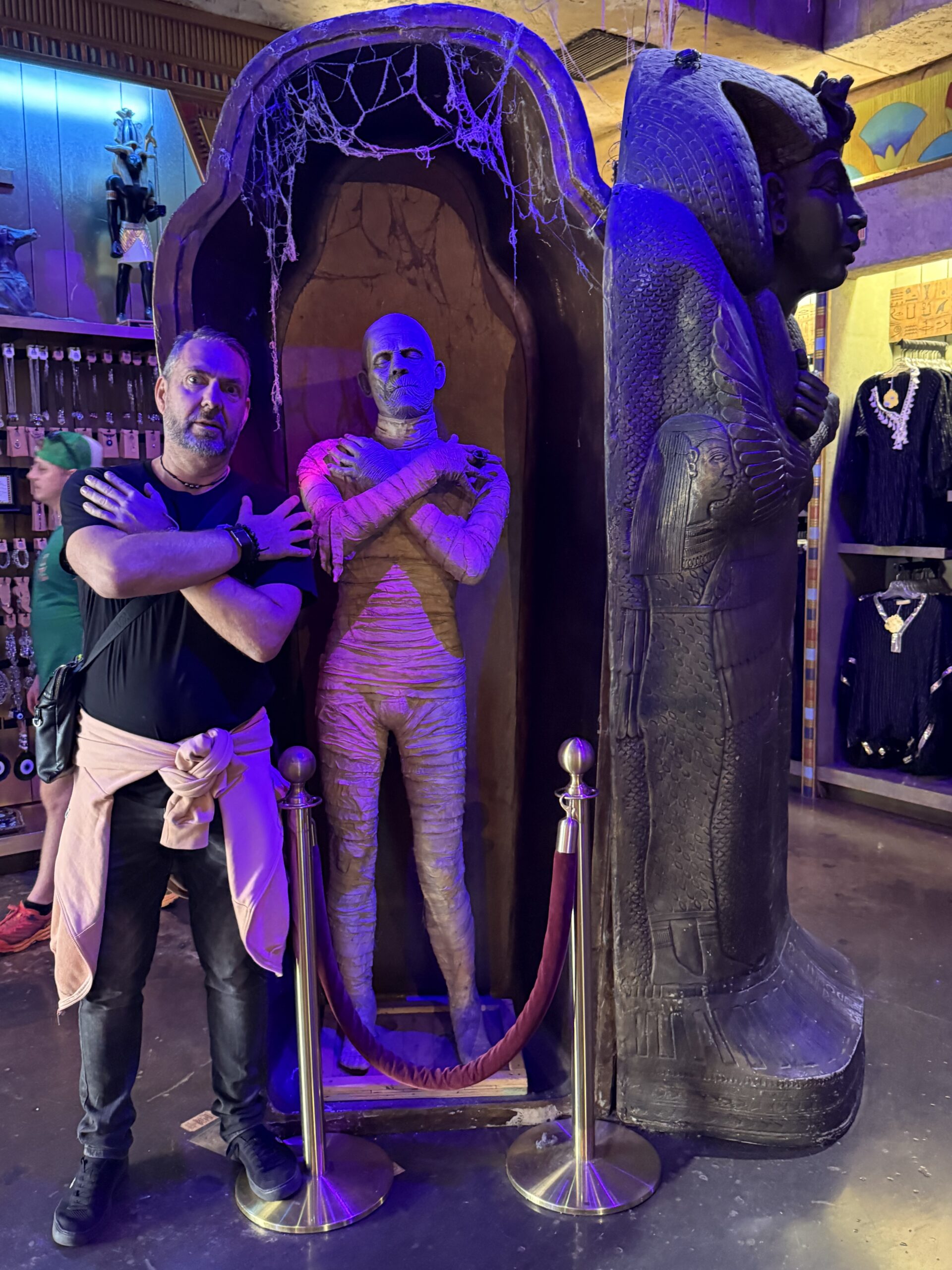 Orlando — un homme debout à côté d'une statue d'éléphant