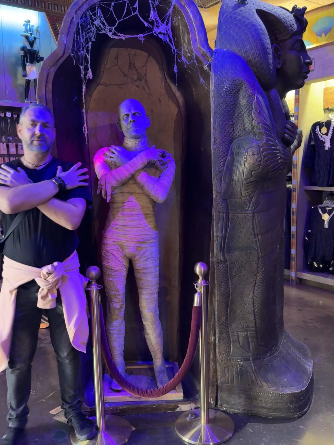 Orlando — un homme debout à côté d'une statue d'homme