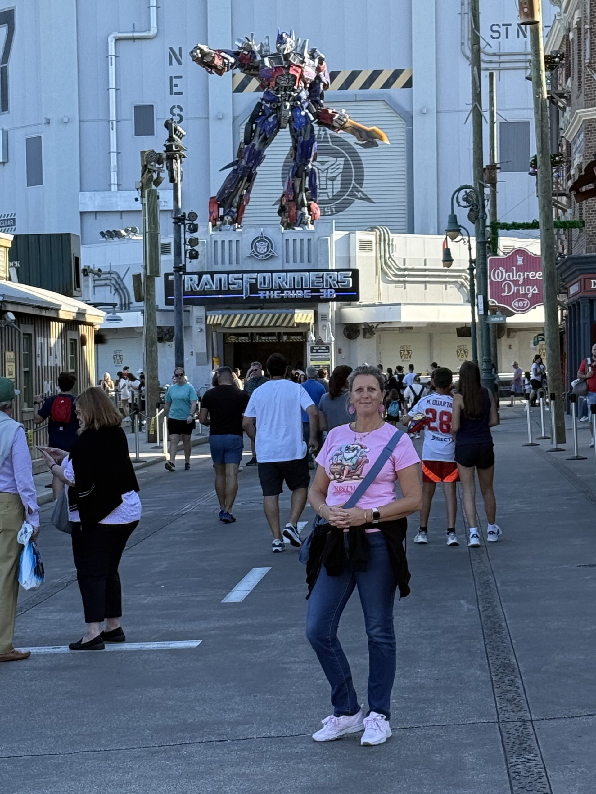 Orlando — une femme marche dans une rue avec un robot géant