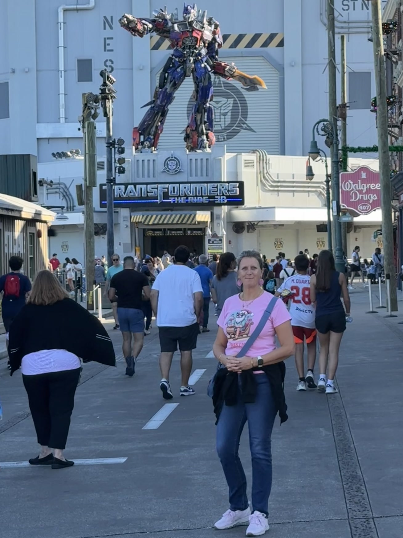 Orlando — une femme marche dans une rue devant un robot géant