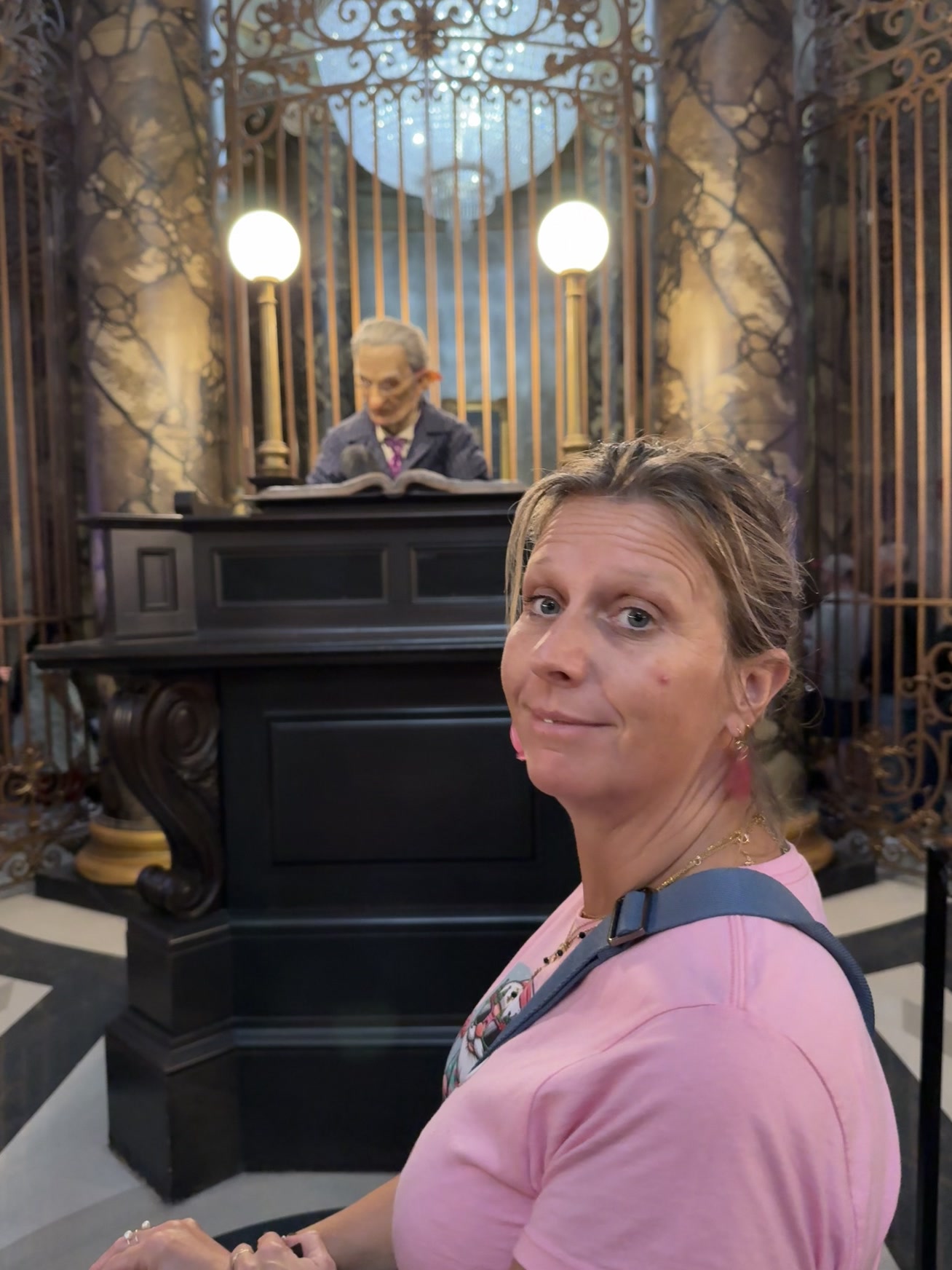 Orlando — une femme en chemise rose debout devant un piano noir
