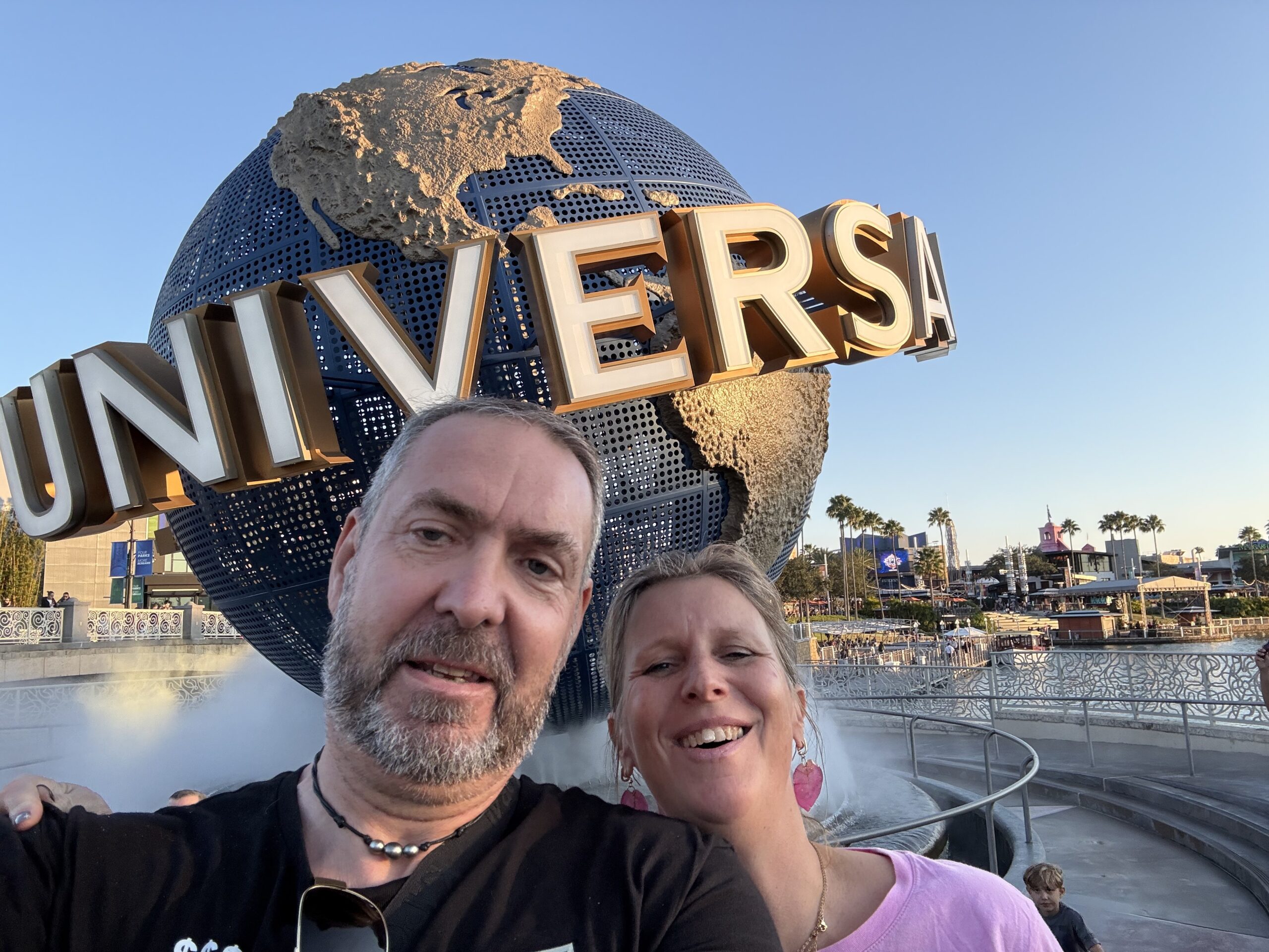Orlando — un homme et une femme posent pour une photo devant un grand globe