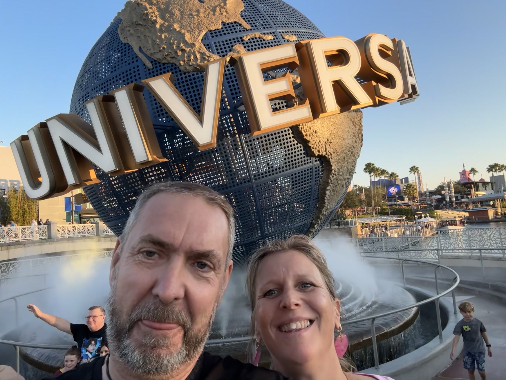 Orlando — un homme et une femme posent devant l'enseigne Universal Studios