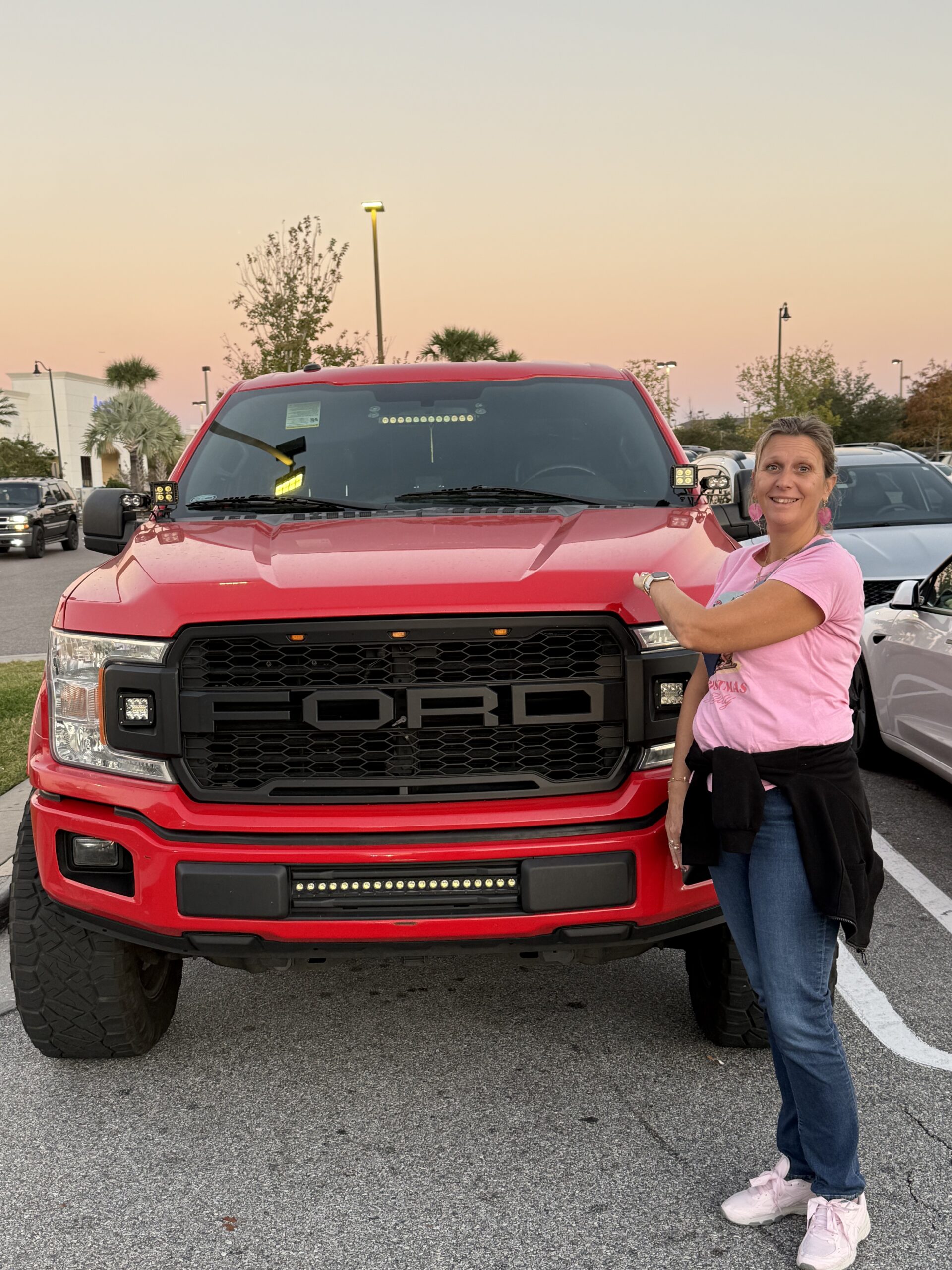 Orlando — une femme debout à côté d'un camion rouge