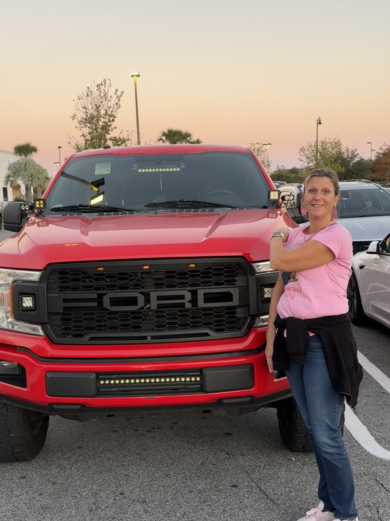 Orlando — une femme debout à côté d'un camion rouge