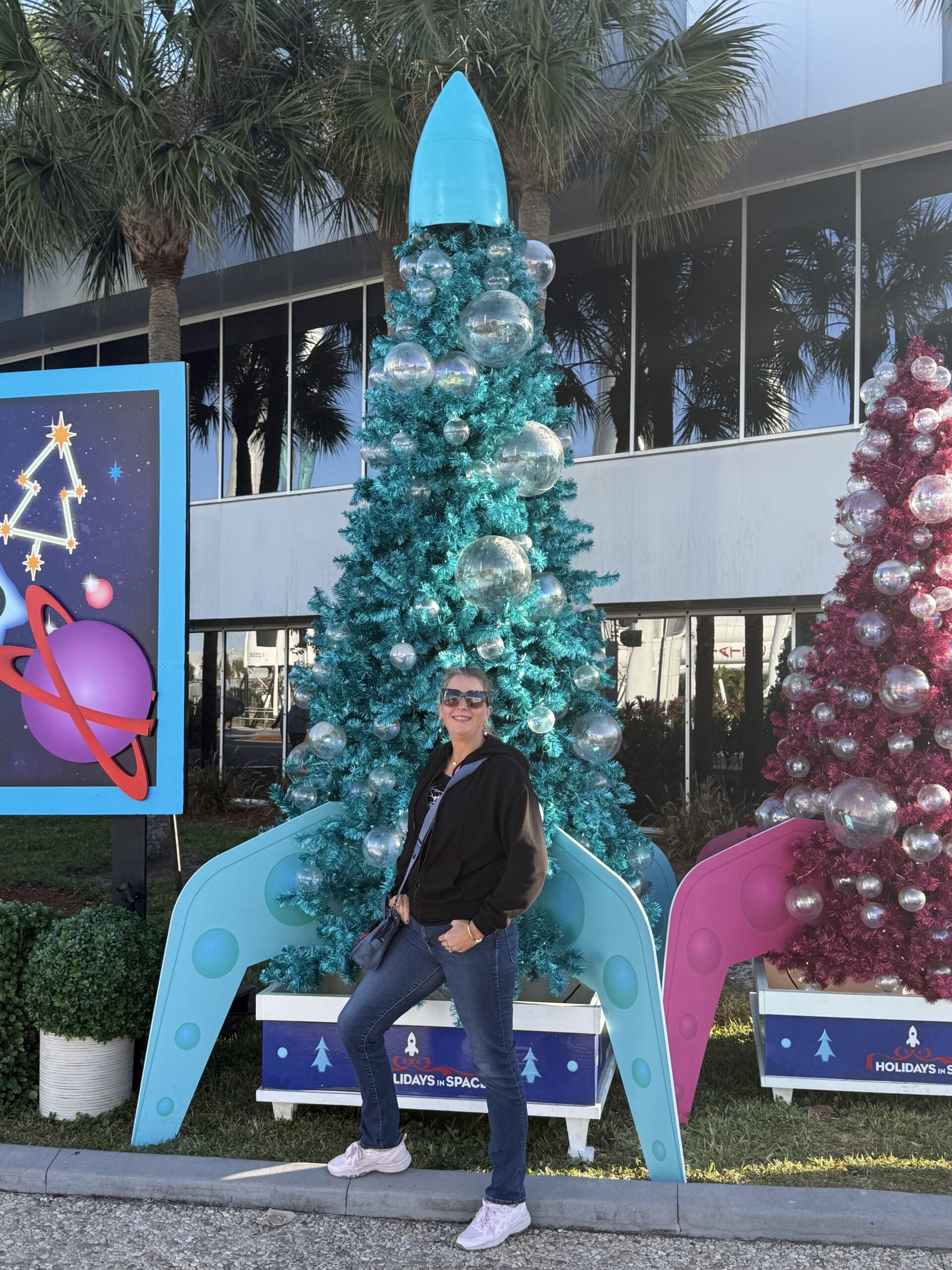Merritt Island — un homme assis sur un banc à côté d'un sapin de Noël