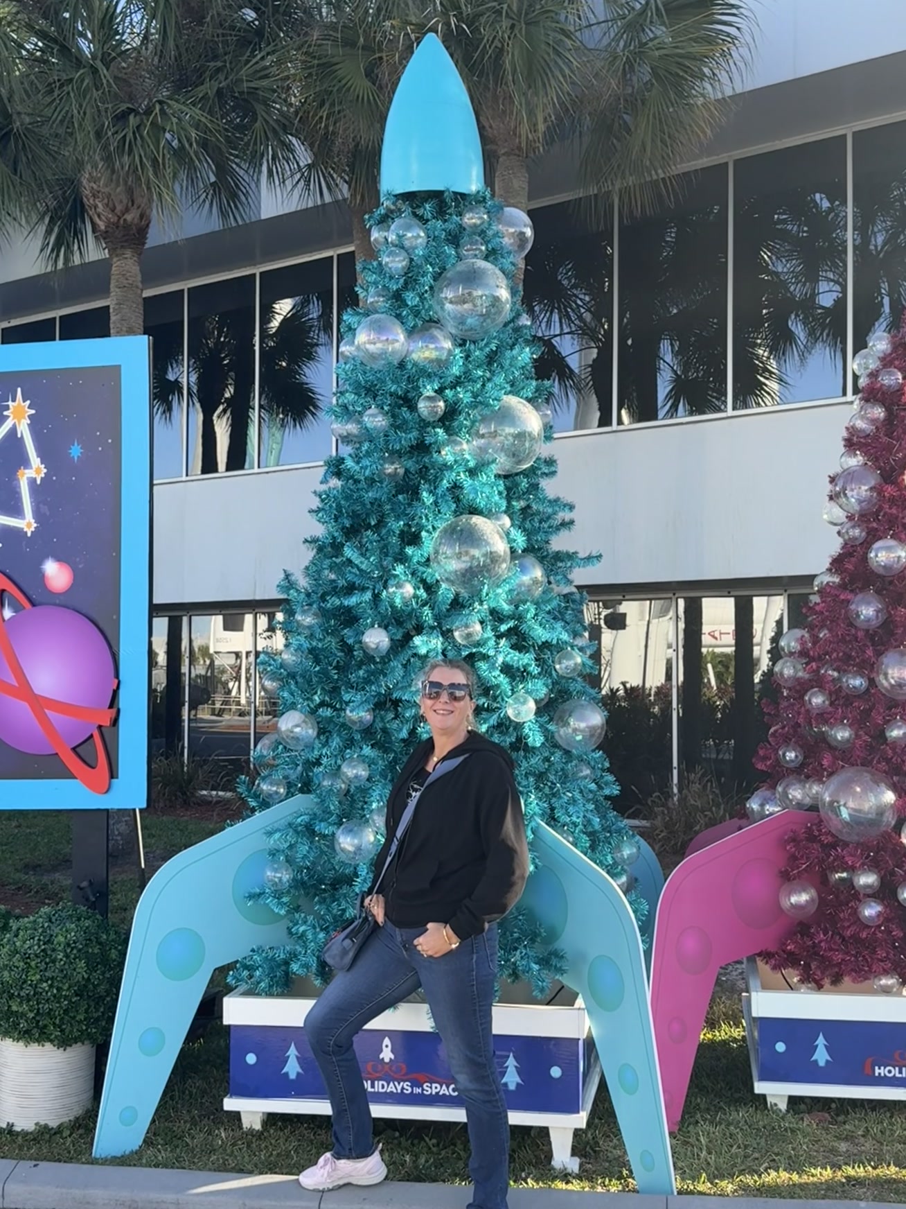 Merritt Island — une femme assise sur un banc devant un sapin de Noël