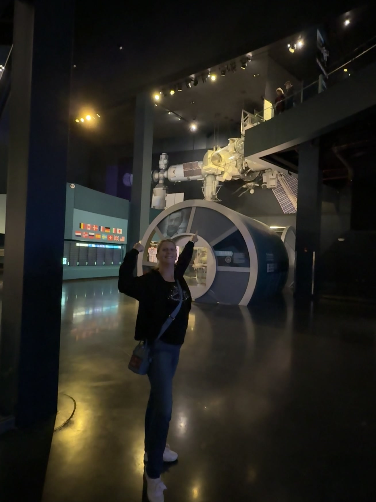 Merritt Island — une femme prenant une photo d'une navette spatiale